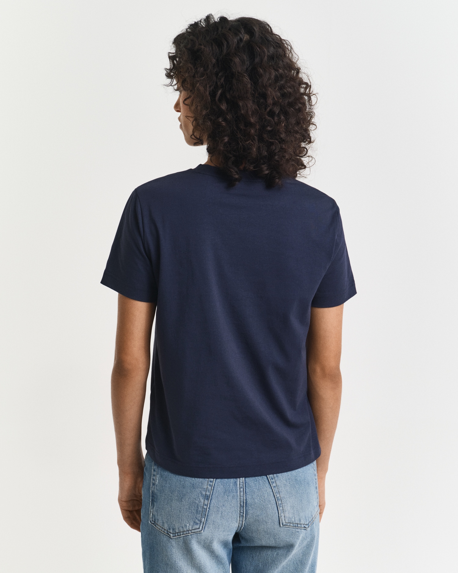 Gant T-Shirt »REG TONAL SHIELD SS T-SHIRT«, Rundhals, Ton in Ton Stickerei
