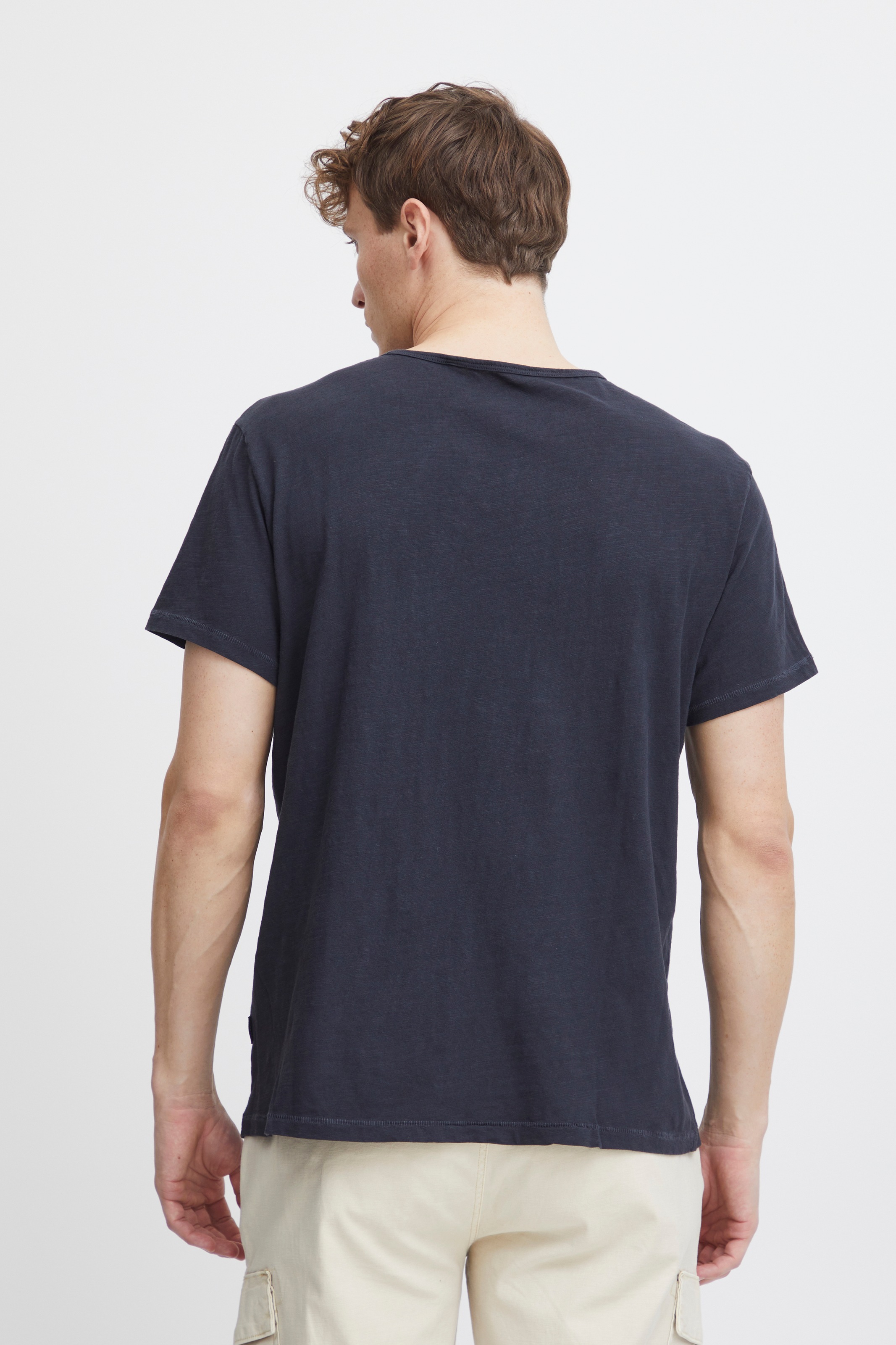 Blend T-Shirt »BHAshton split neck tee«, mit Deko-Knopfdetail am Ausschnitt