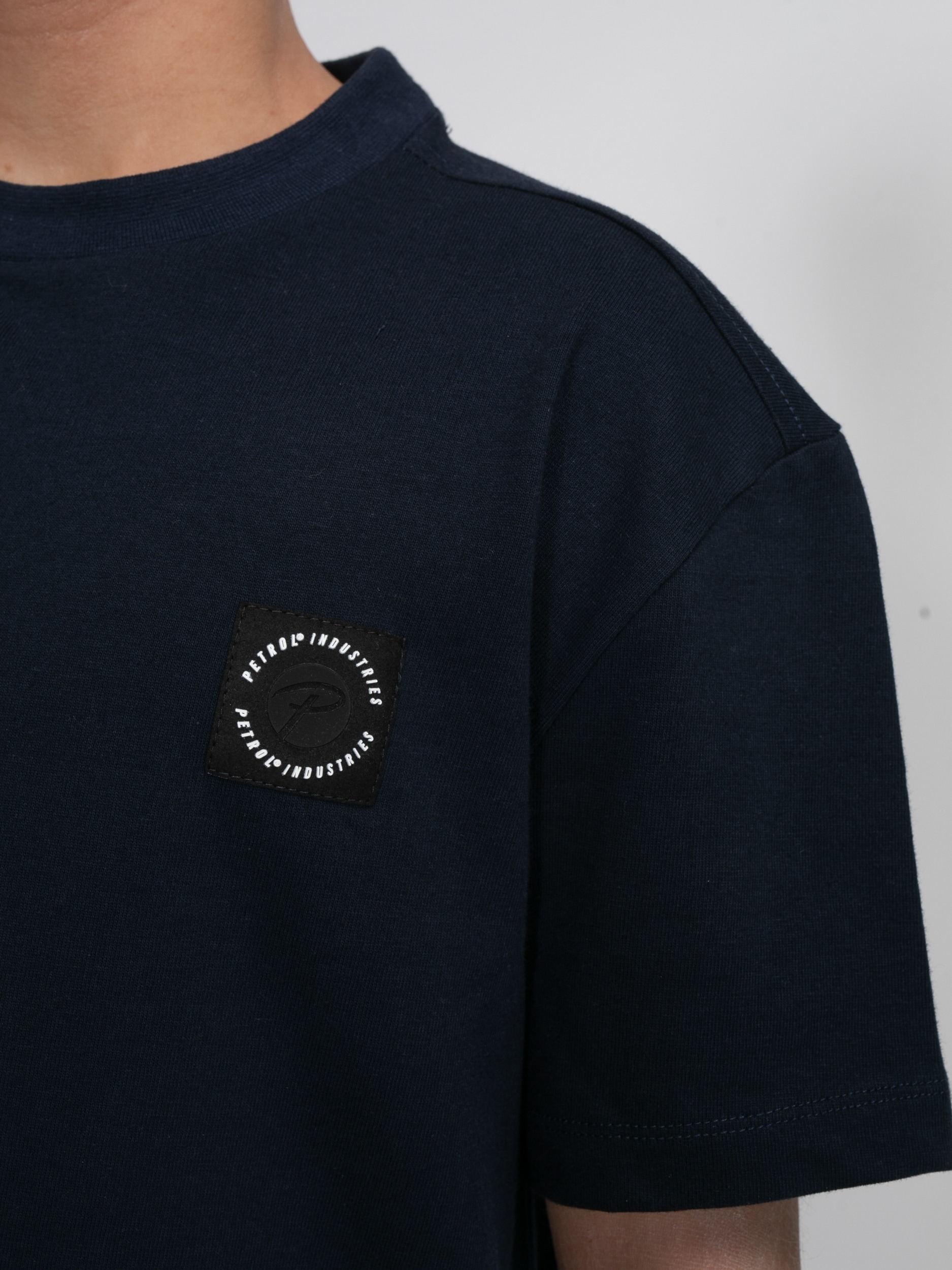 Petrol Industries T-Shirt, mit Prägung auf der Brust
