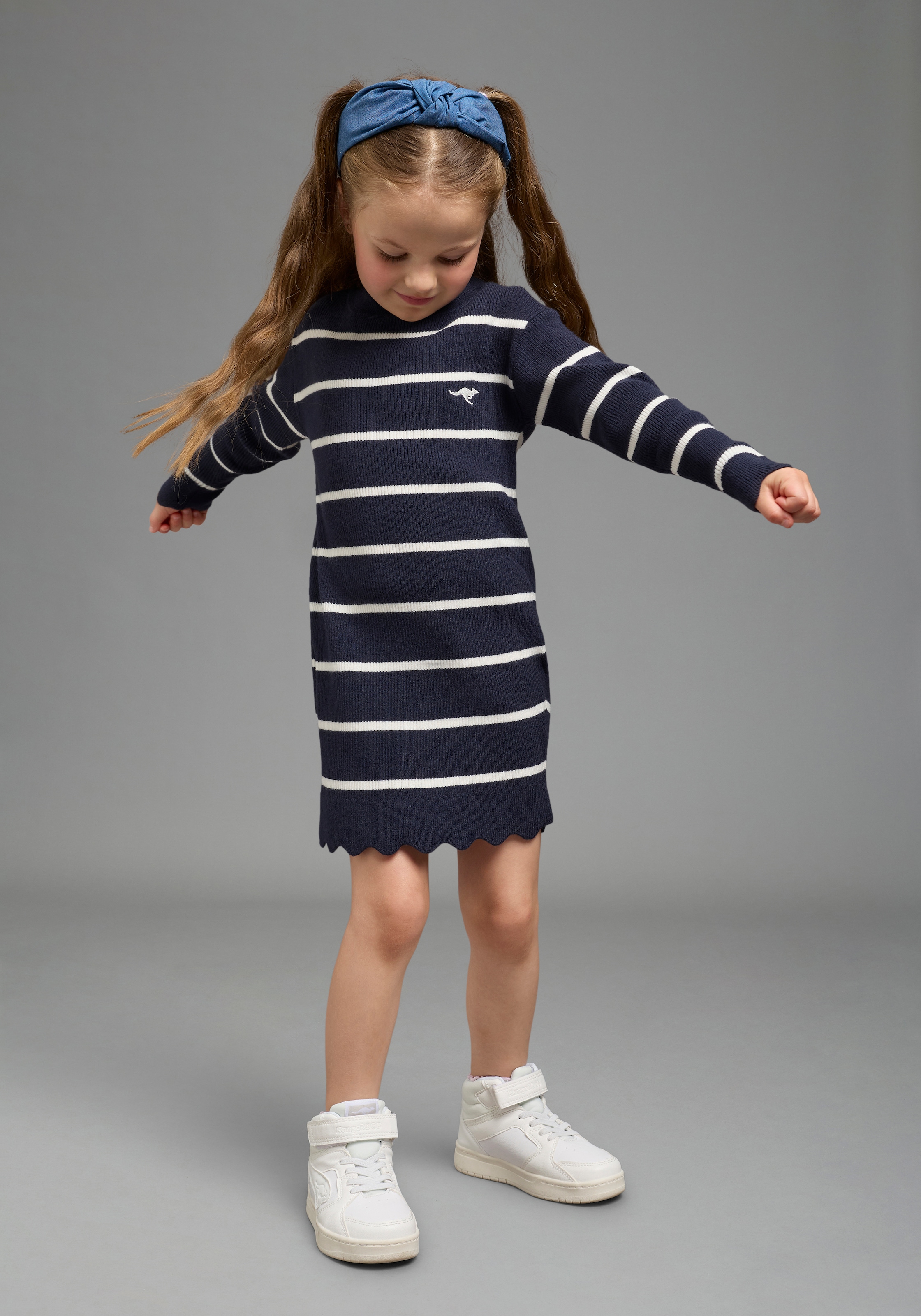 KangaROOS Strickkleid »Modisches KangaROOS Ringelkleid aus weichem Feinstrick« Trendiges gestricketes Kleid mit Logo-Stickerei, knielang, geringelt