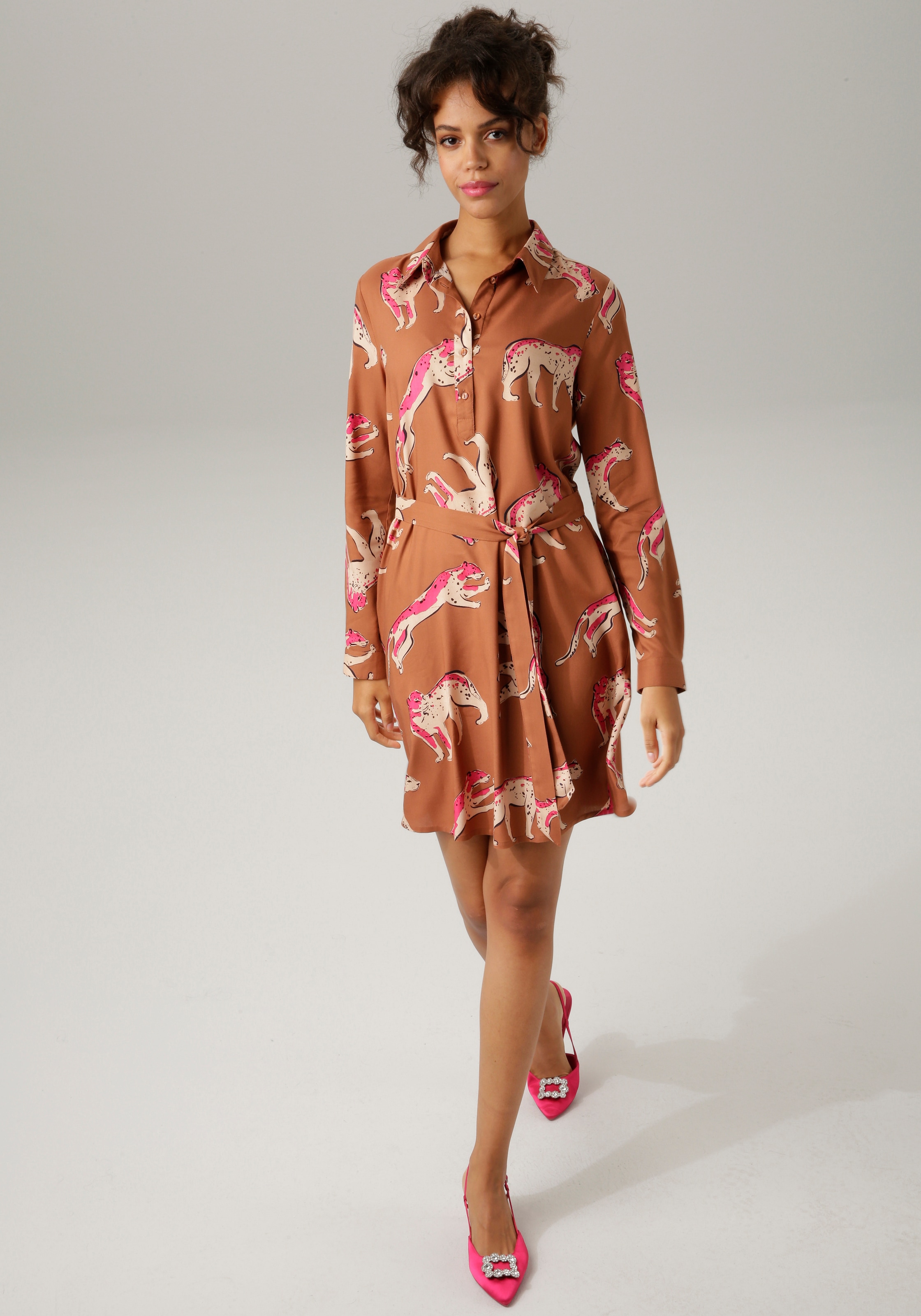 Aniston CASUAL Blusenkleid, (mit für kaufen | Bindegürtel), kunstvollen mit Raubkatzen bedruckt BAUR