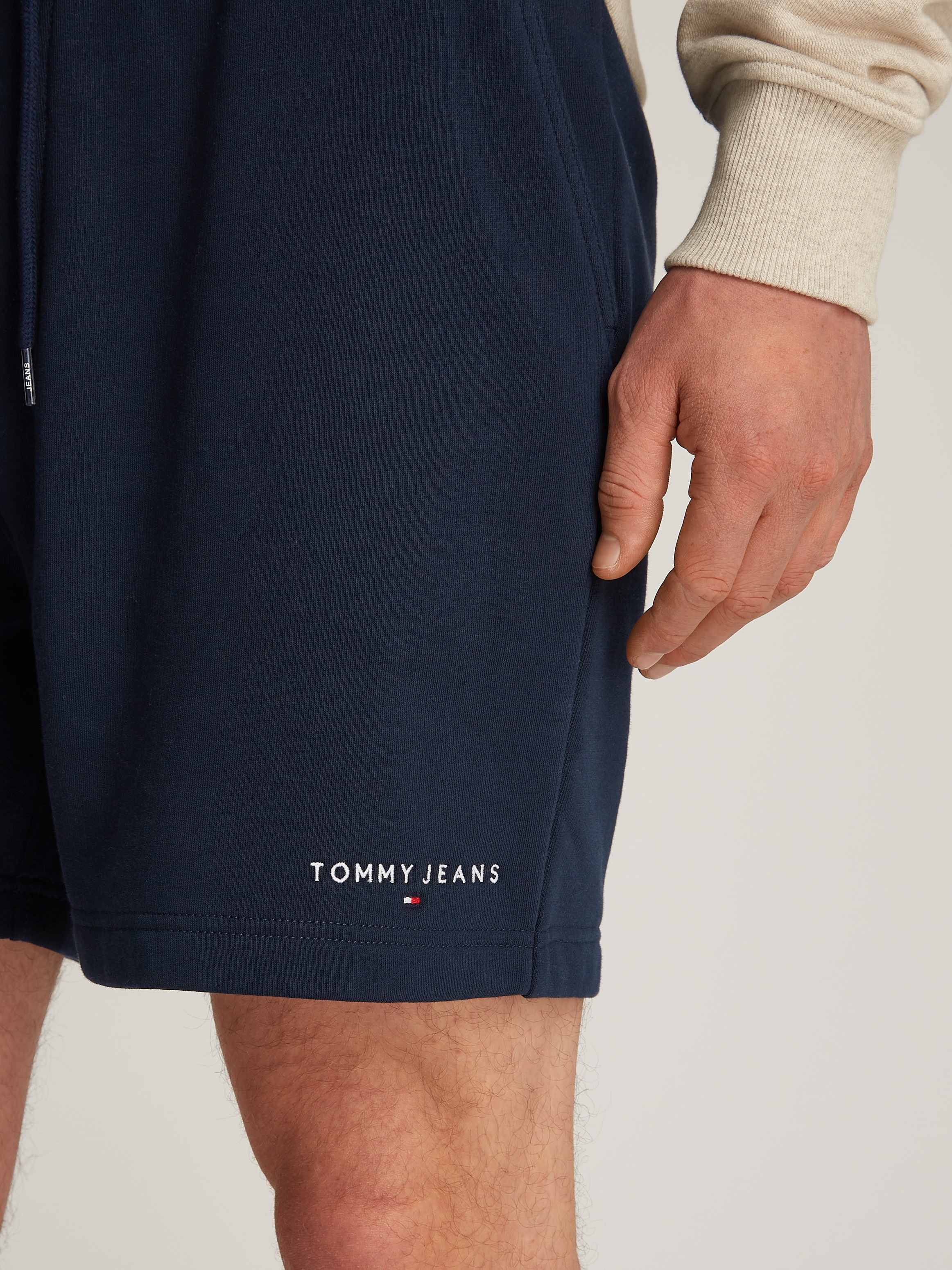 Tommy Jeans Sweatshorts »TJM REG LINEAR SHORT«, mit Logostickerei