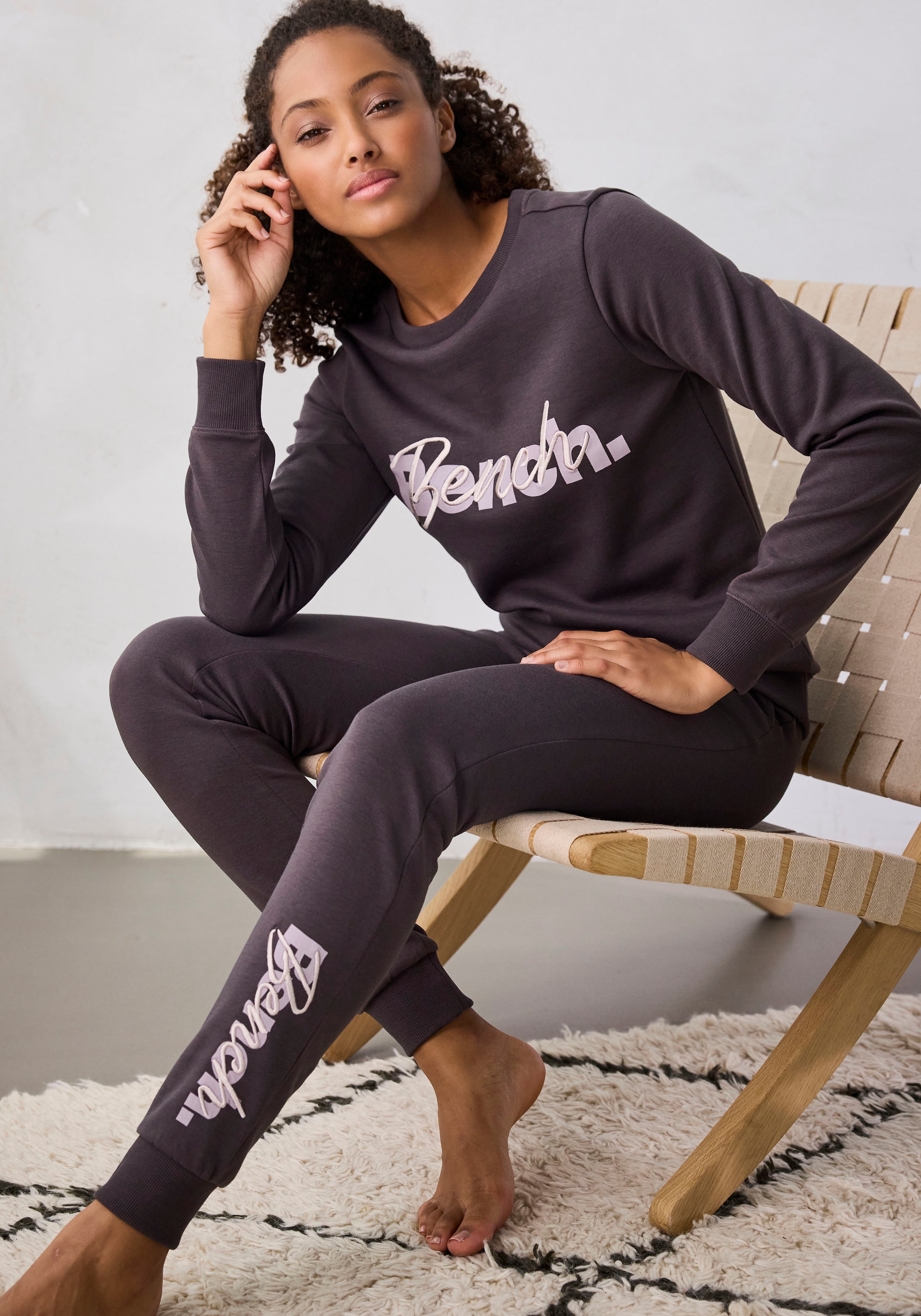 Bench. Loungewear Sweatshirt, mit Logodruck und Stickerei, Loungeanzug