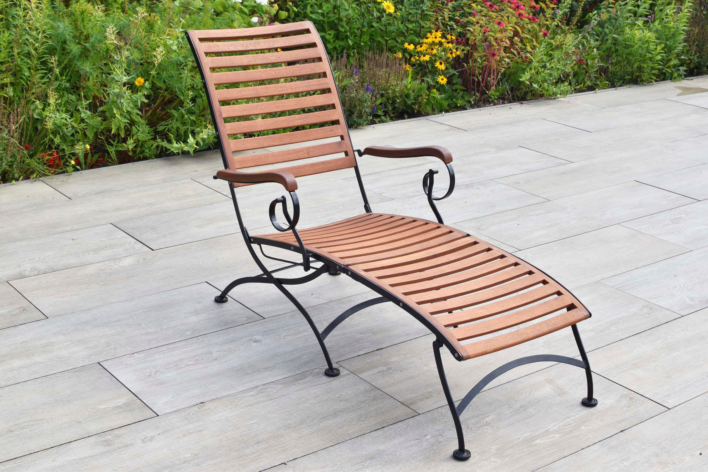 MERXX Gartenliege »Schlossgarten« ergonomisches Design, mit Bodenschonern ausgestattet, inkl. Hocker