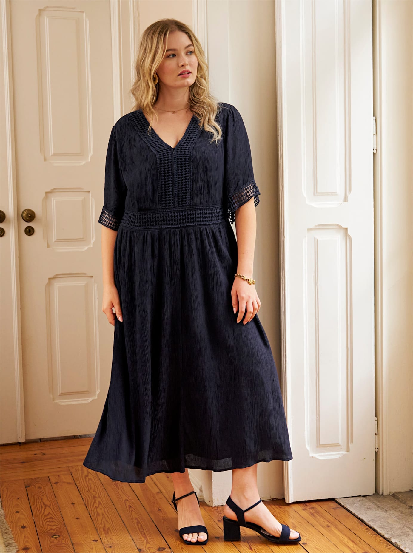 Maxikleid SHEEGO "Maxikleid", Damen, Gr. 46, Normalgrößen, blau (tiefblau), Web, 100% Viskose, unifarben, lang, V-Ausschnitt, Kleider Maxikleid