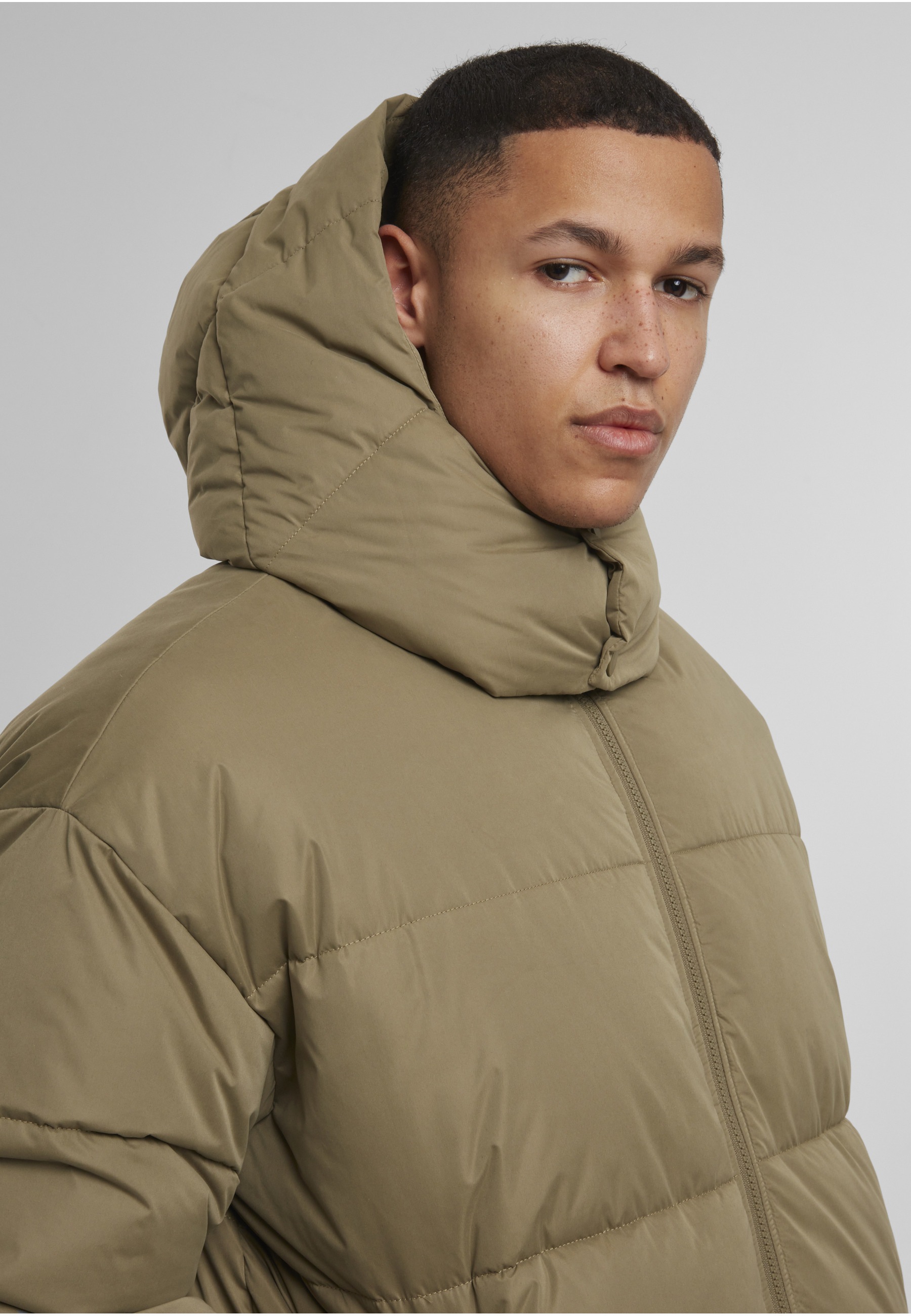 URBAN CLASSICS Winterjacke »Urban Classics Puffer Jacket With Flap Hood« 1 Stk. tlg. mit Kapuze