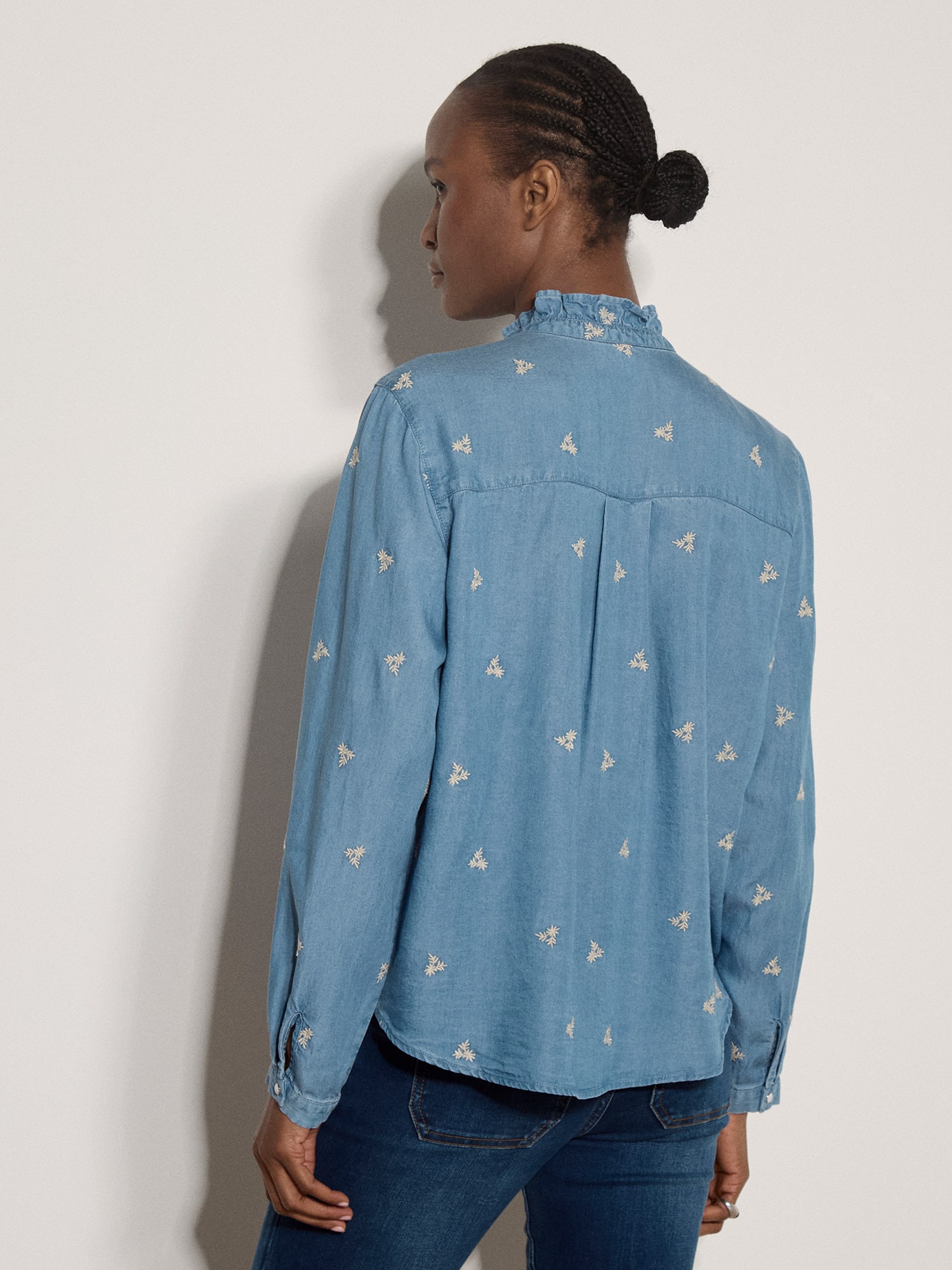 Apricot Rüschenbluse »Denim-Bluse mit zierlicher Blumenstickerei« mit Rüschendetails