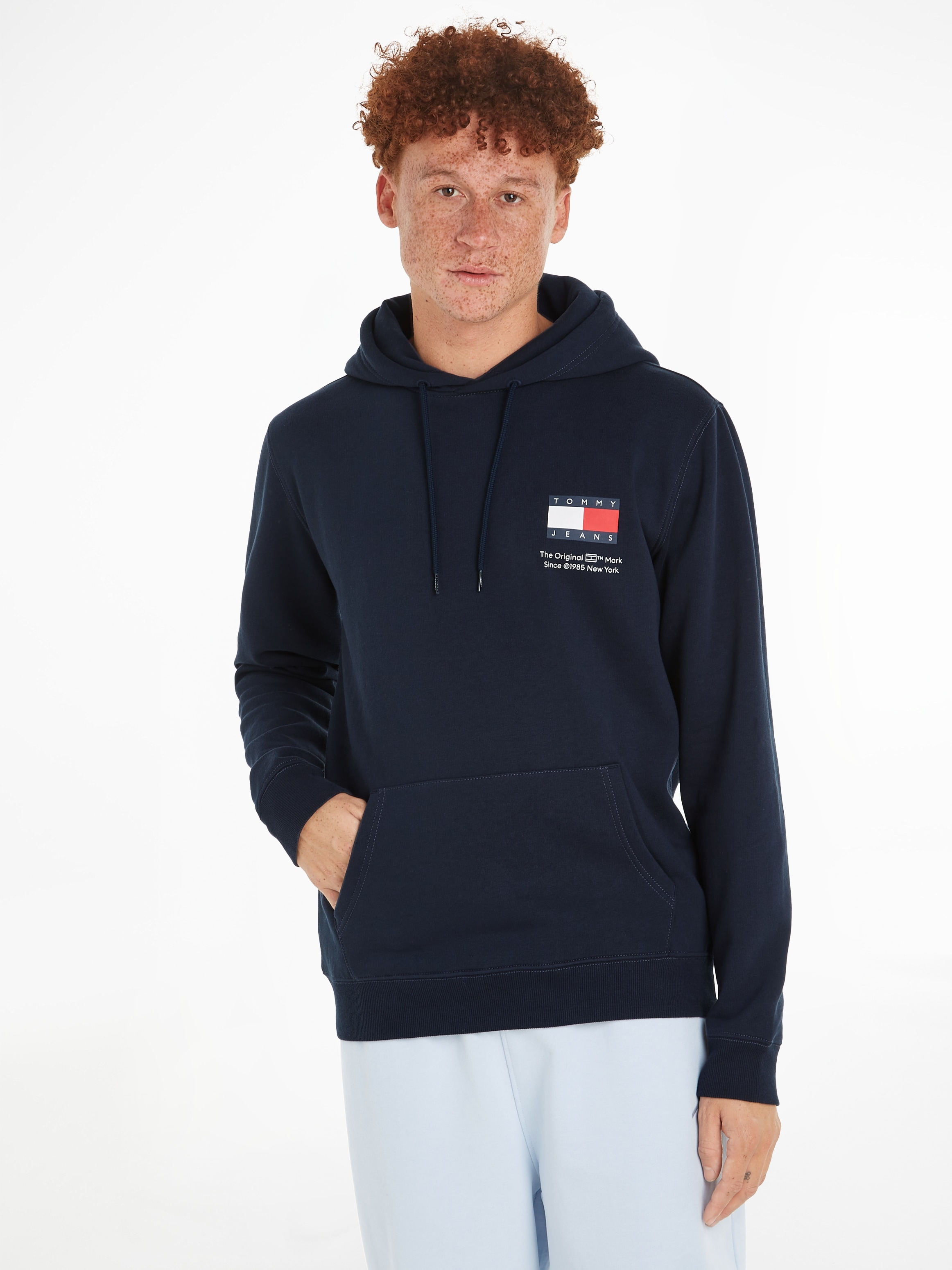 Tommy Jeans Kapuzensweatshirt "TJM REG ESSENTIAL FLAG HOOD EXT", mit Kängur günstig online kaufen