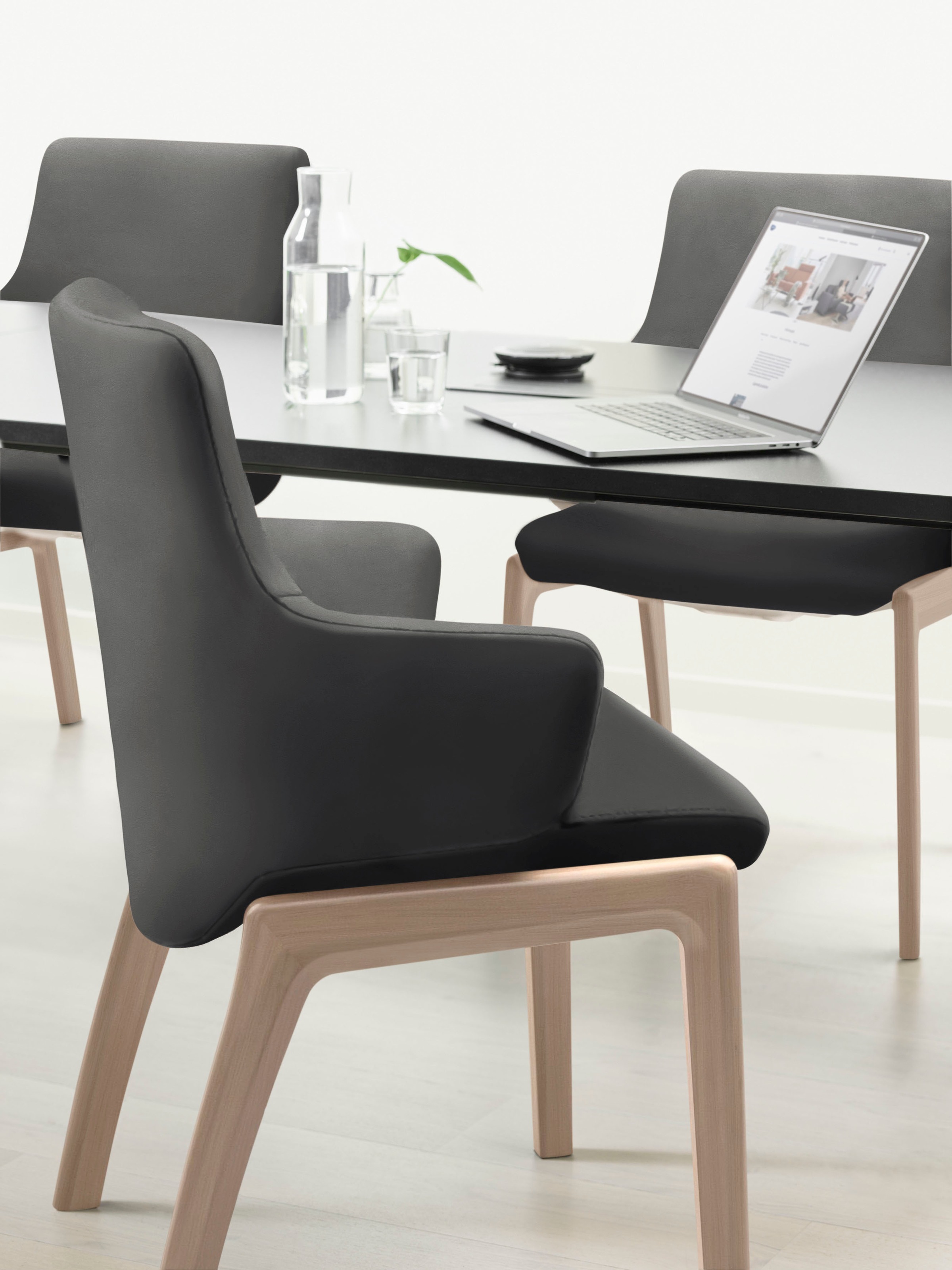Stressless® Polsterstuhl »Laurel«, Leder PALOMA, Low Back mit Armlehne, Größe L, mit abgerundeten Beinen in Schwarz