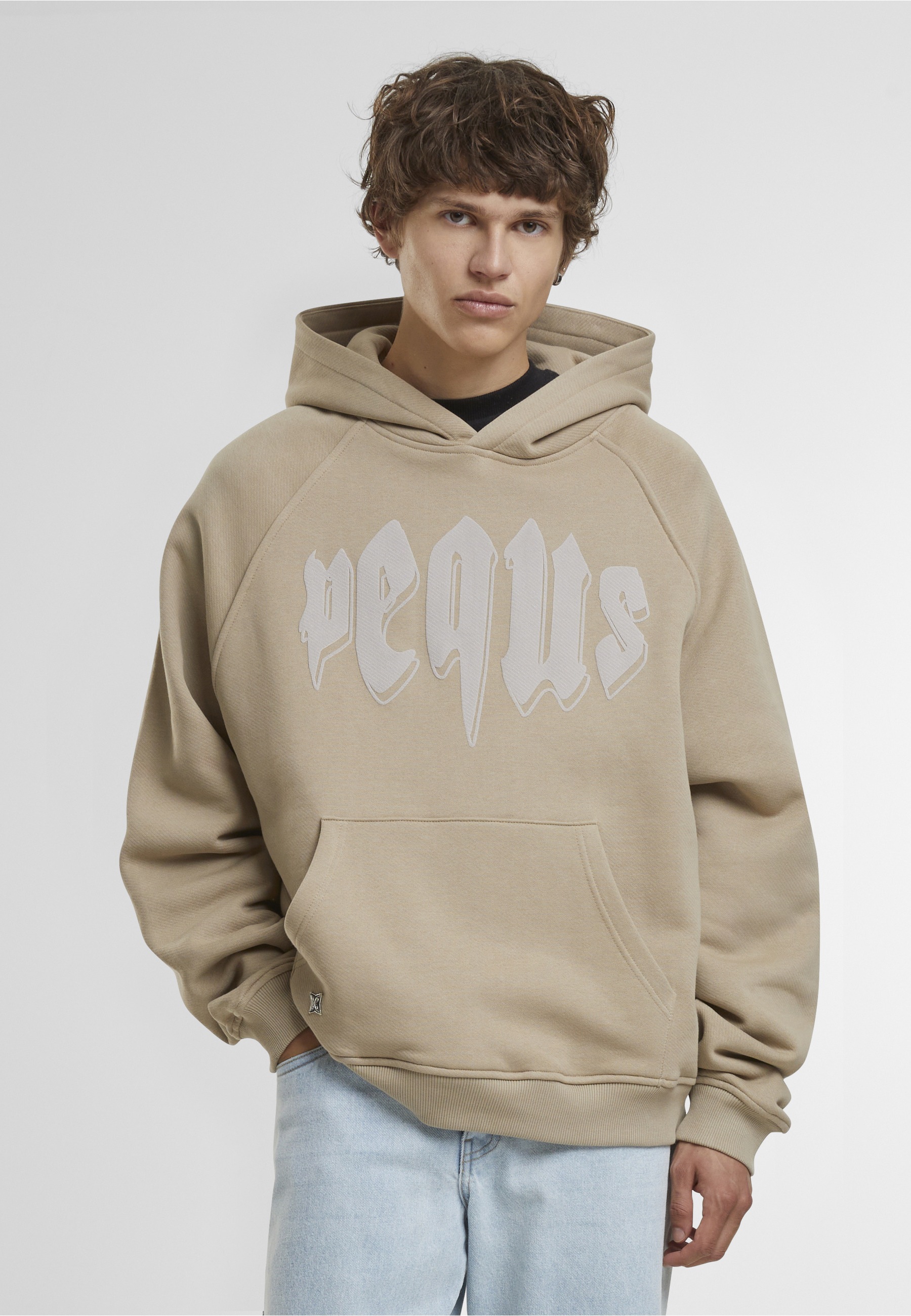 Thumbnail - PEQUS Kapuzensweatshirt "PEQUS PEQUS Outlined Mythic Logo Hoodie"