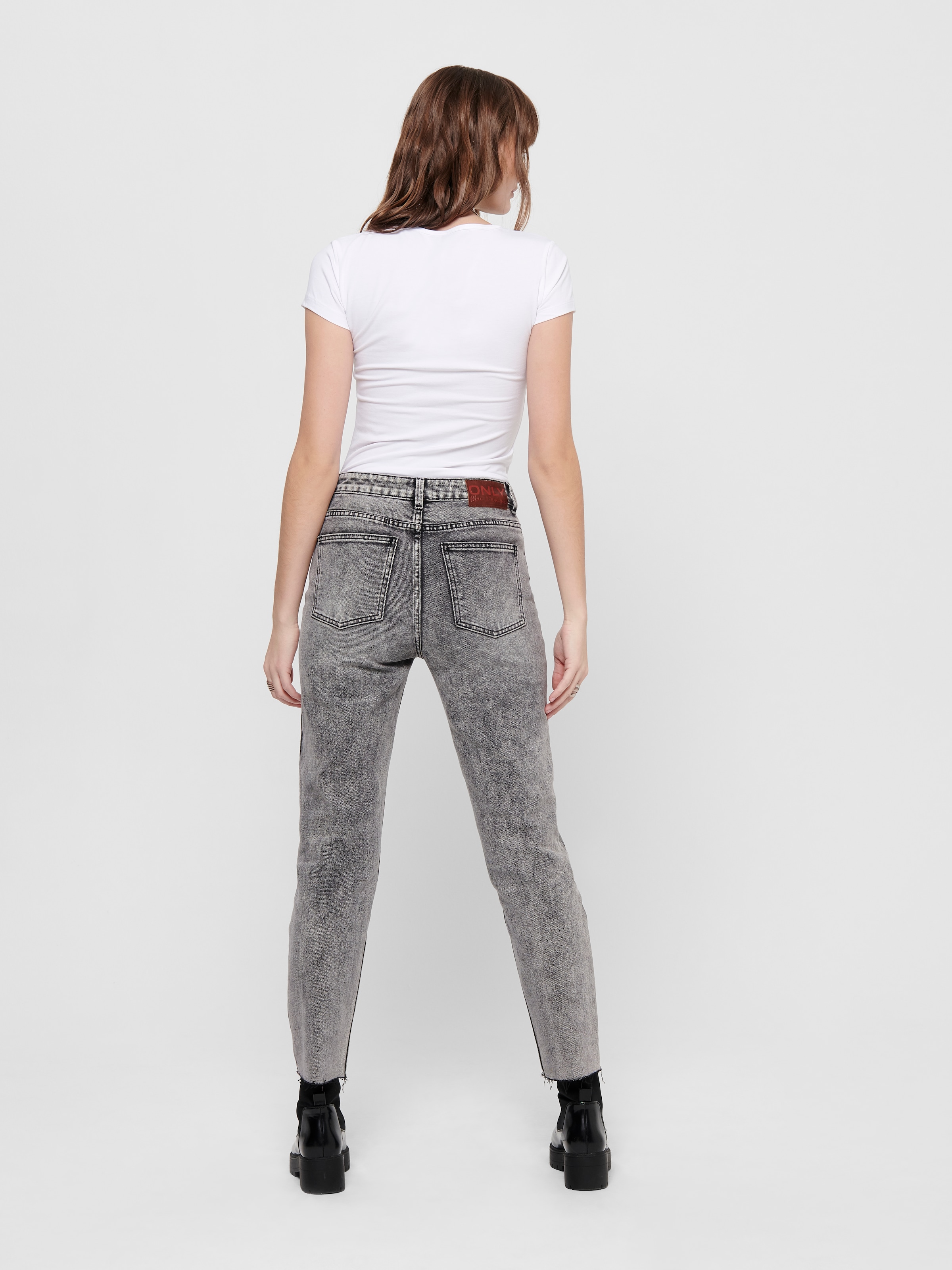 ONLY Rundhalsshirt »ONLLIVE – Rundhalsshirt mit figurbetonter Silhouette« sehr figurbetont, modisch, Baumwollmischung, Jersey, tiefer Rundhals