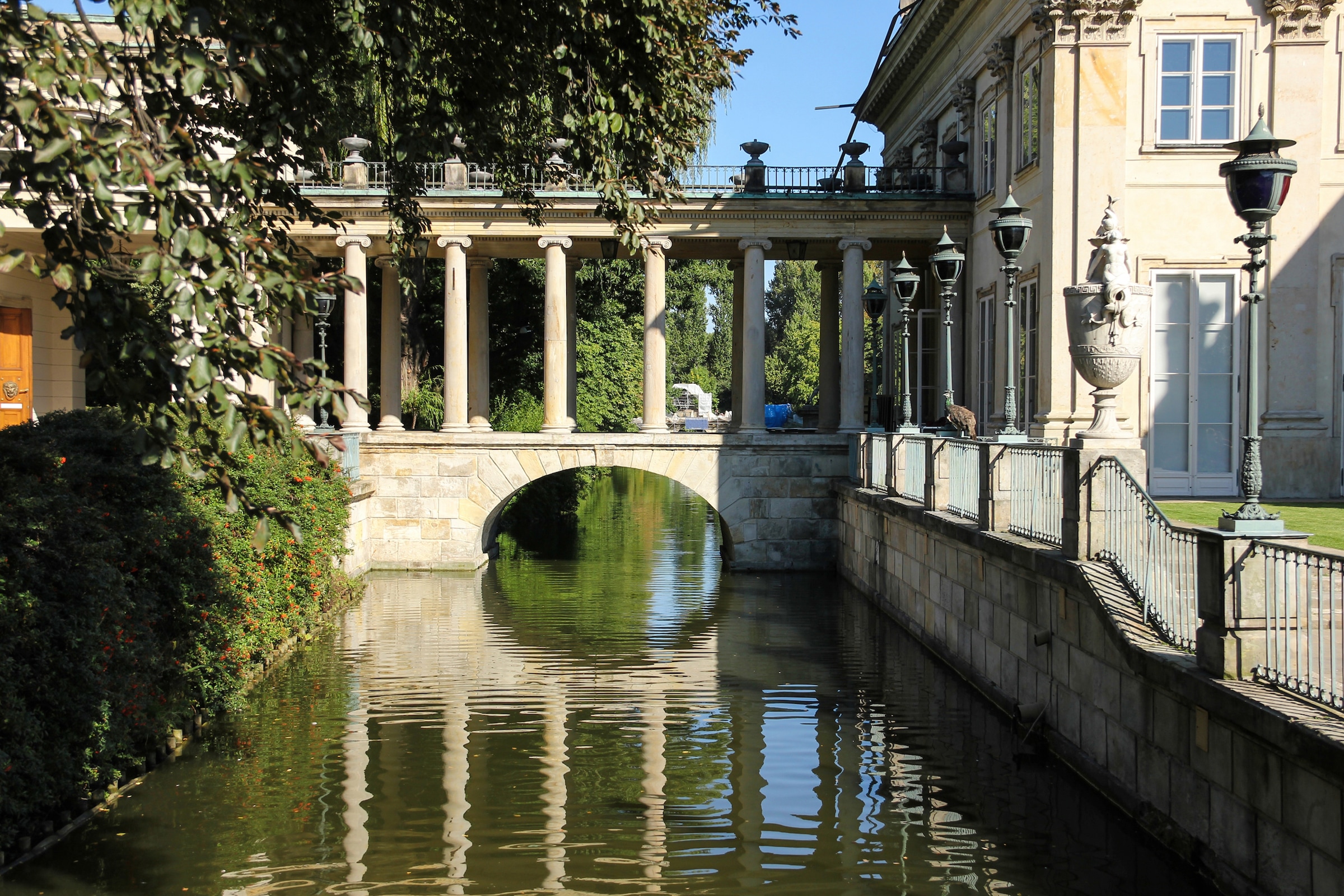 PAPERMOON Fototapete "ARCHITEKTUR-LAZIENKI PALAST WARSCHAU SÄULE BRÜCKE BAUM", B/L: 3,5mm x 2,6mm, Bahnen: 7 Stk. St., bunt, Schlafzimmer, Tapeten