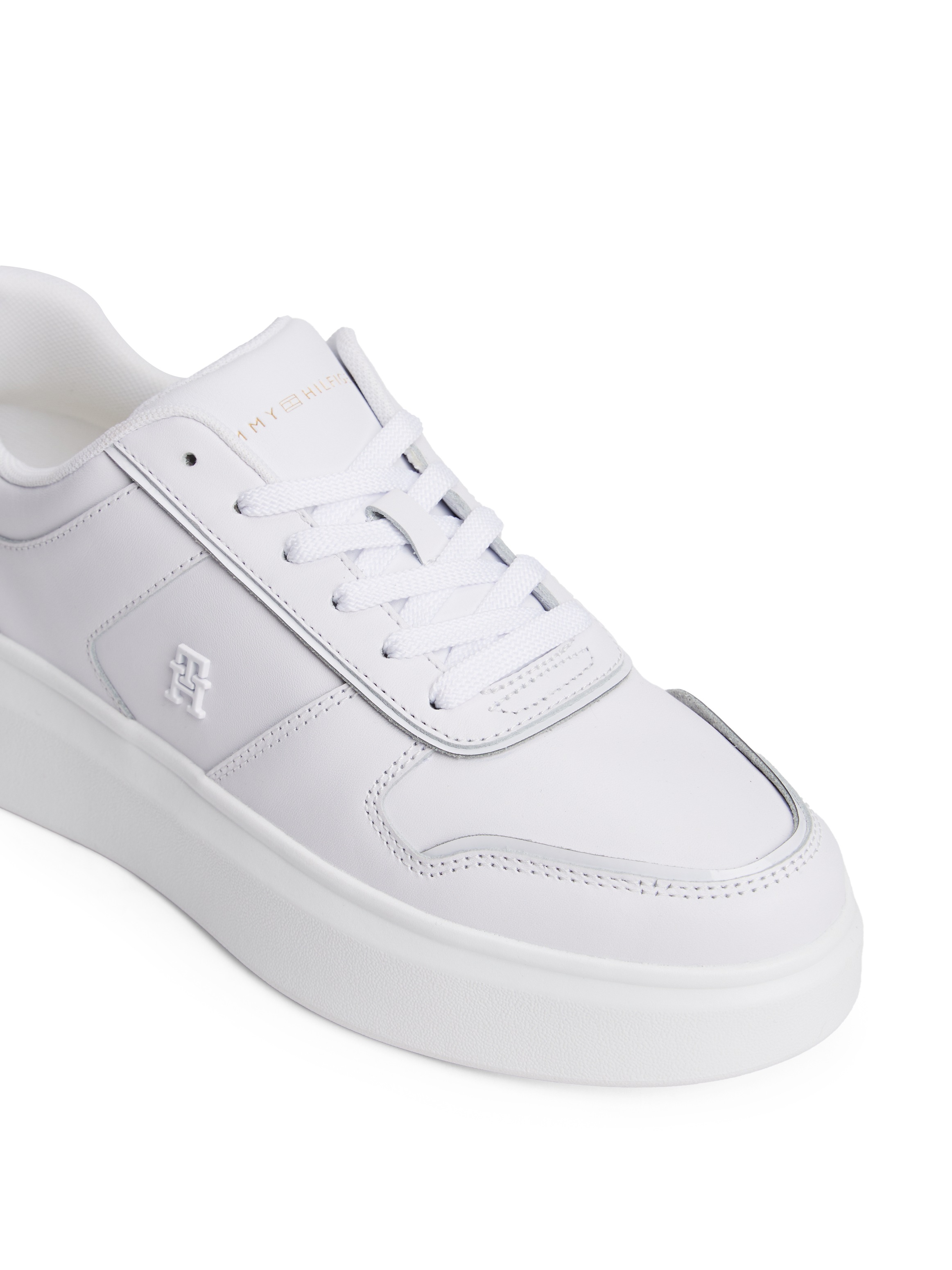 Tommy Hilfiger Plateausneaker »PATENT PLATFORM SNEAKER«, Freizeitschuh, Halbschuh, Schnürschuh mit Ziernähten