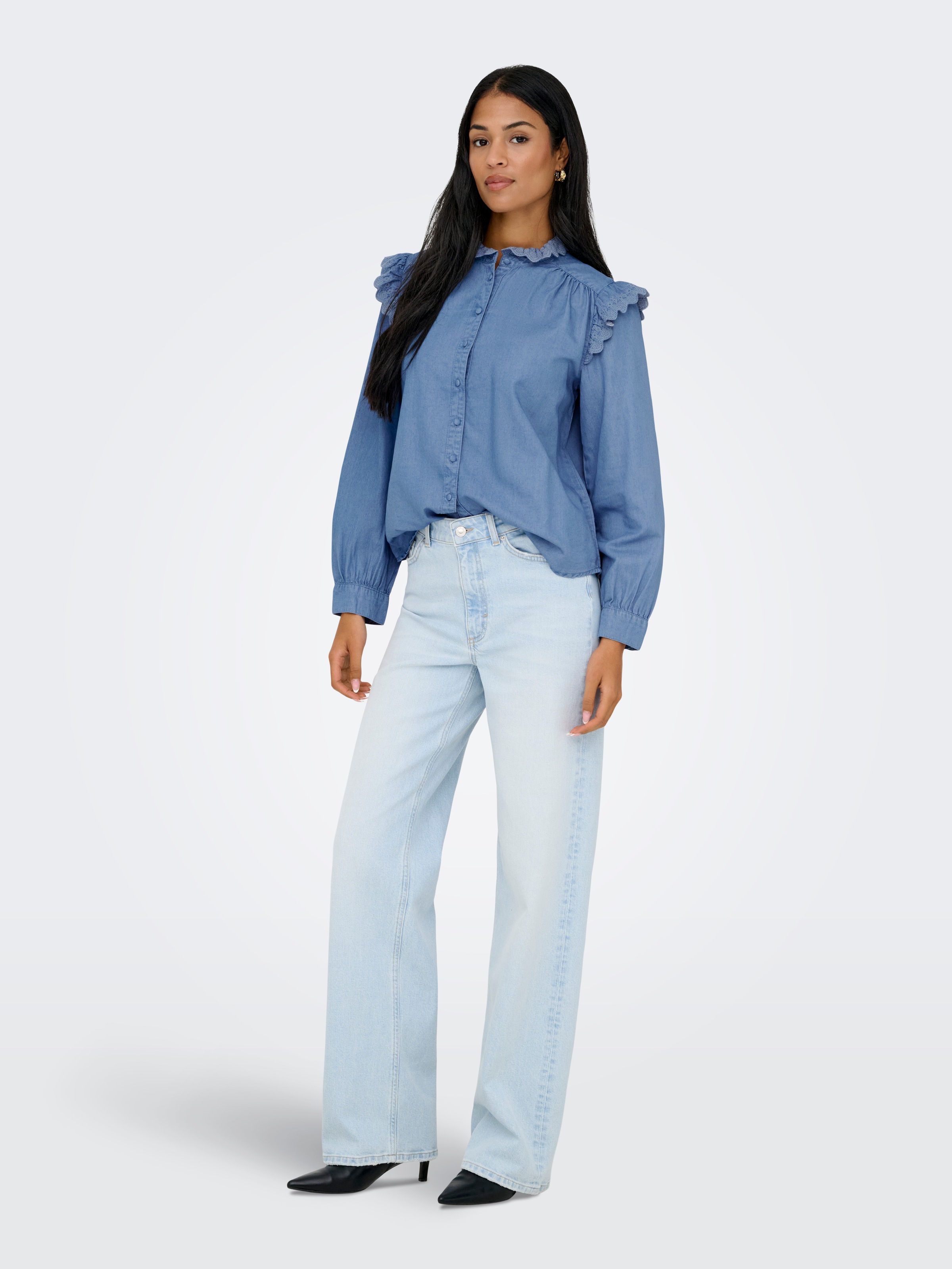 Thumbnail - ONLY Jeansbluse "ONLPIPER L/S EMB FRILL DNM SHIRT QYT" mit Rüschen