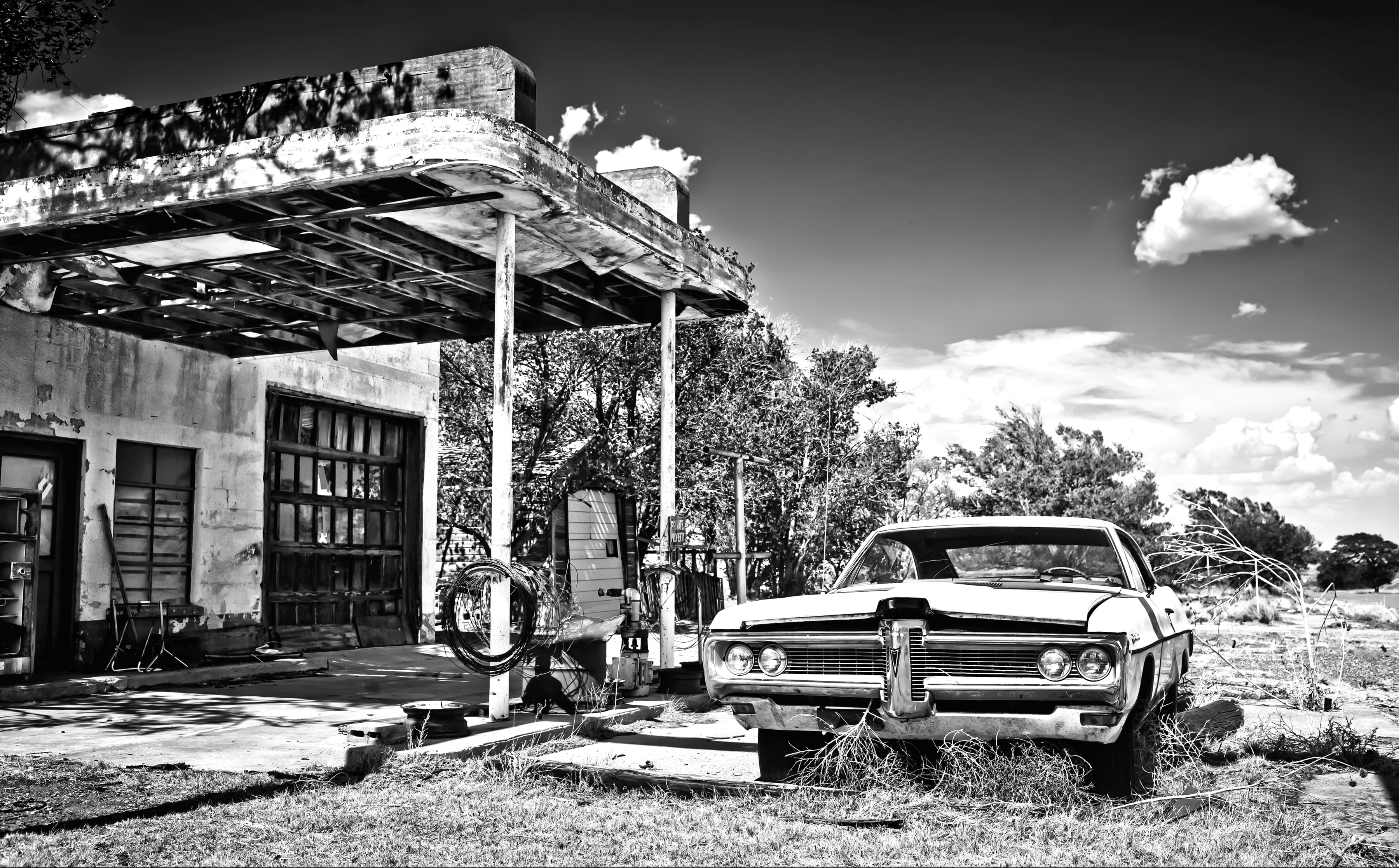 Papermoon Fototapete "Gebäude mit Auto Schwarz Weiß"