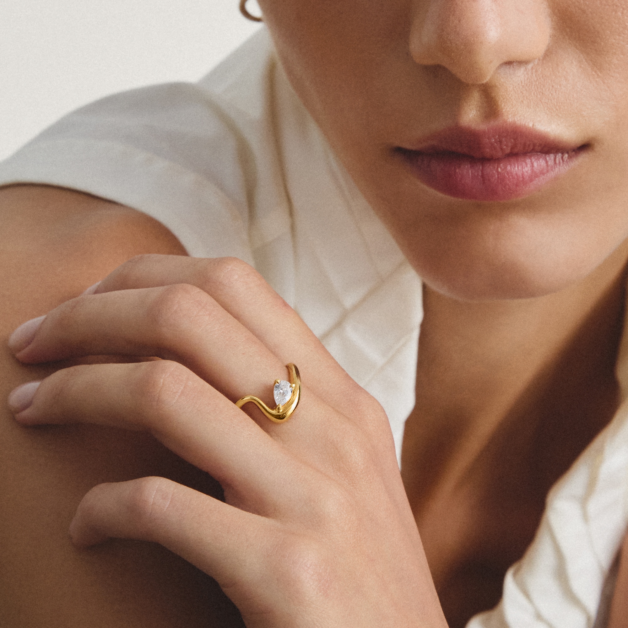 THOMAS SABO Fingerring »Fluid Elegance Ring mit Zirkoniastein gelbgoldfarben« mit Zirkonia (synth.)