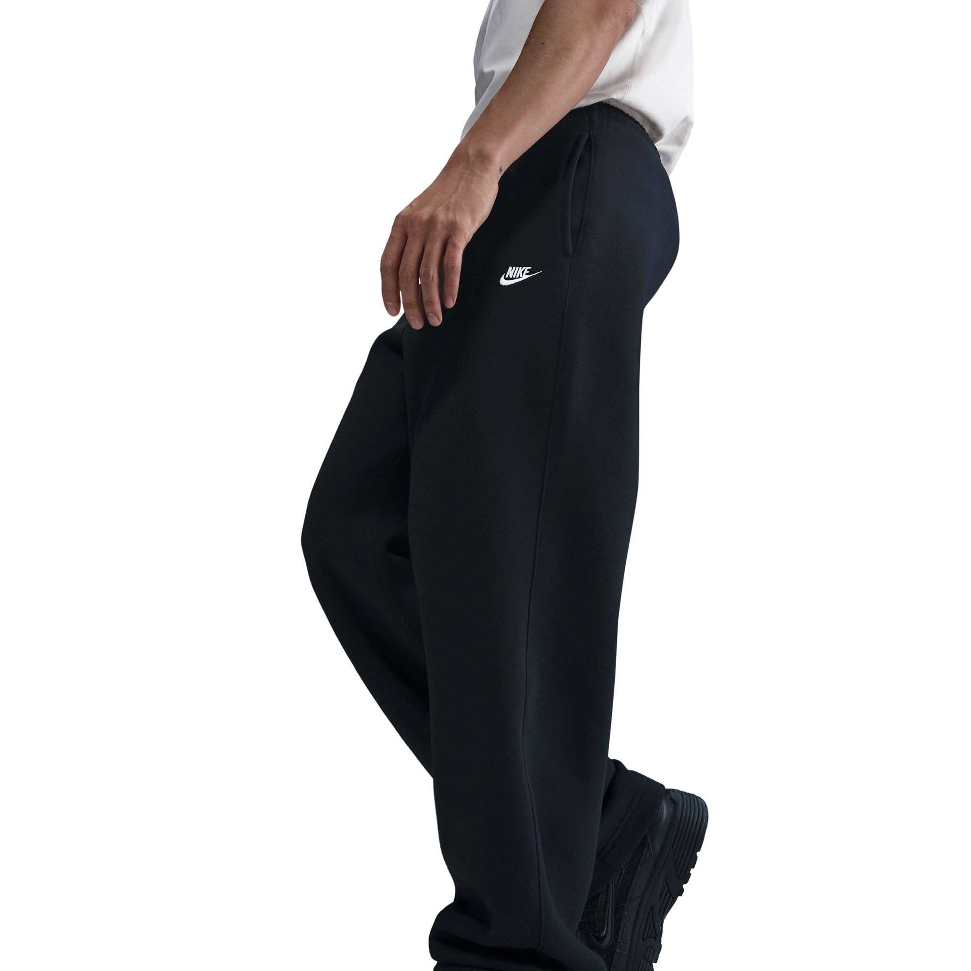 Nike Sportswear Sporthose »M NK CLUB BB OH PANT«  für Laufen und Leichtathletik, mit Eingrifftaschen und Gesäßtasche