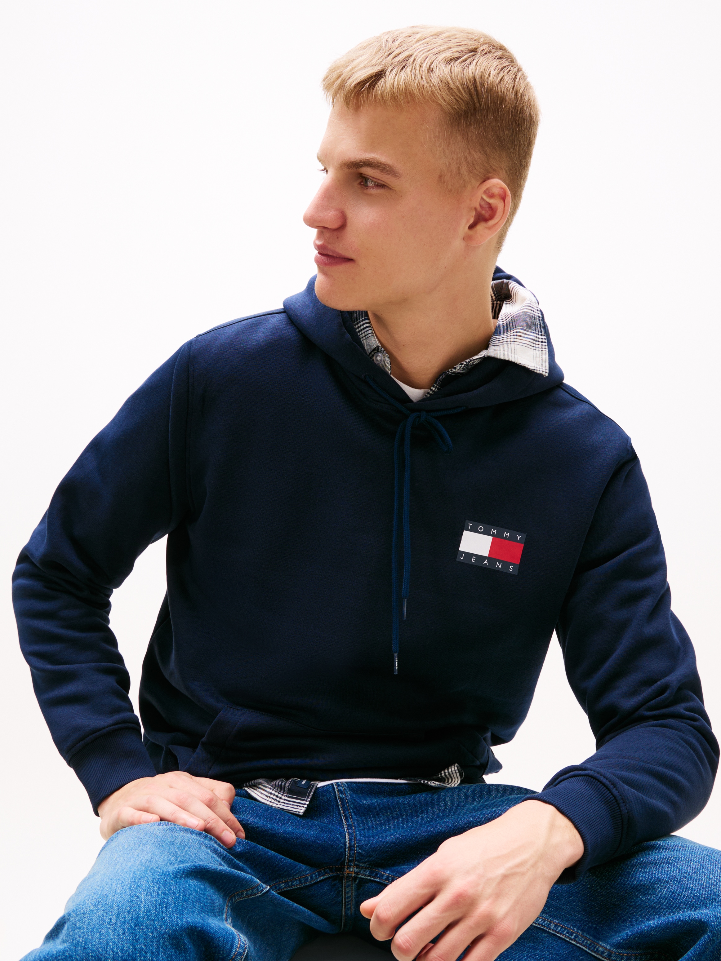 Tommy Jeans Sweatshirt »TJM REG ESSENTIAL FLAG HOOD EXT«, mit bedruckten Markenlogo auf Brusthöhe