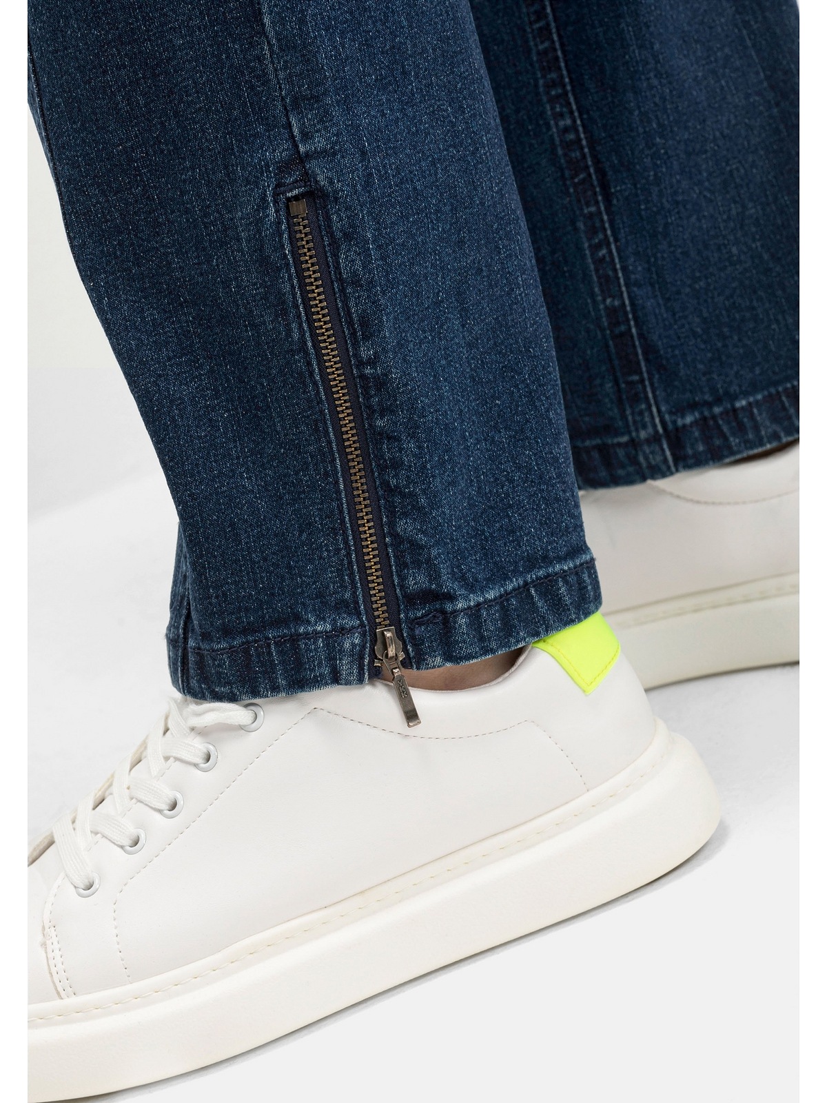 Sheego Gerade Jeans »Große Größen«, mit Teilungsnaht und Zipper am Saum