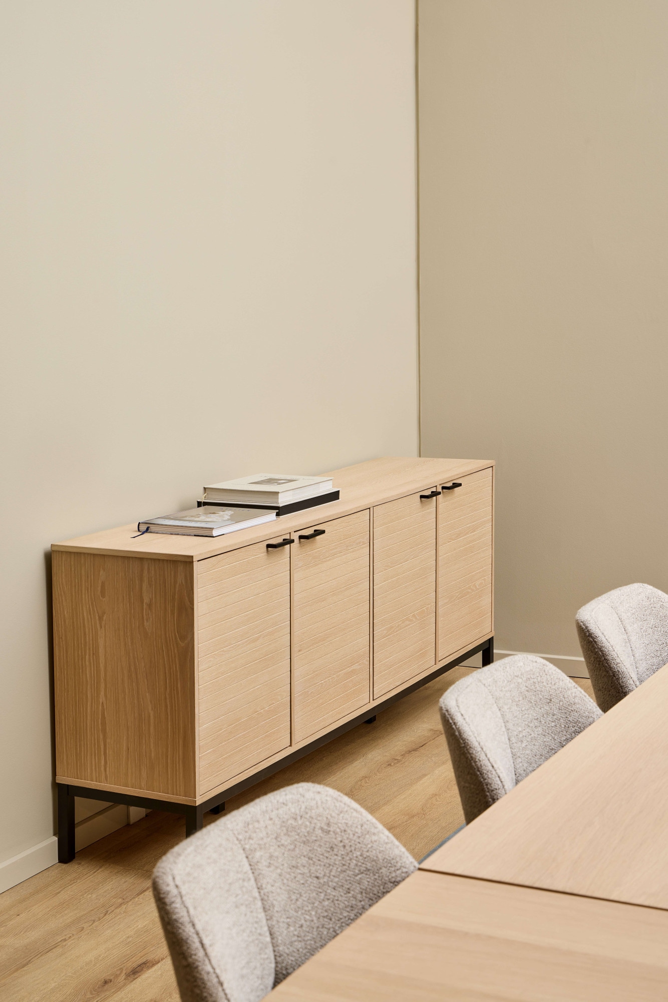 ACTONA GROUP Sideboard »Kensington«, Anrichte, 4 Türen und 4 Böden weiss pigmentiert Eiche, 180x40x80cm