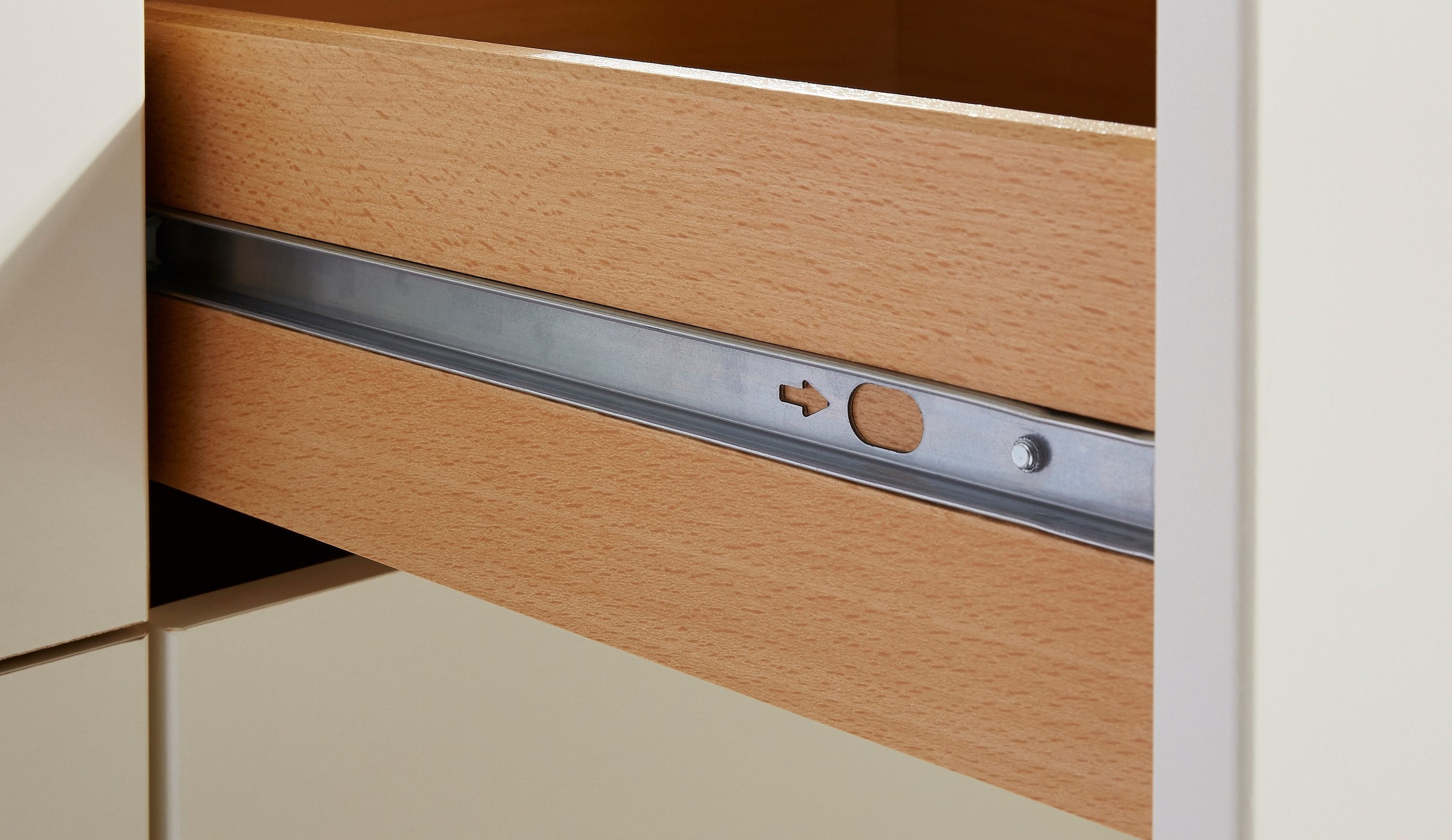 Thumbnail - priess Kleiderschrank mit gerundeten Elementen auf den Außentüren