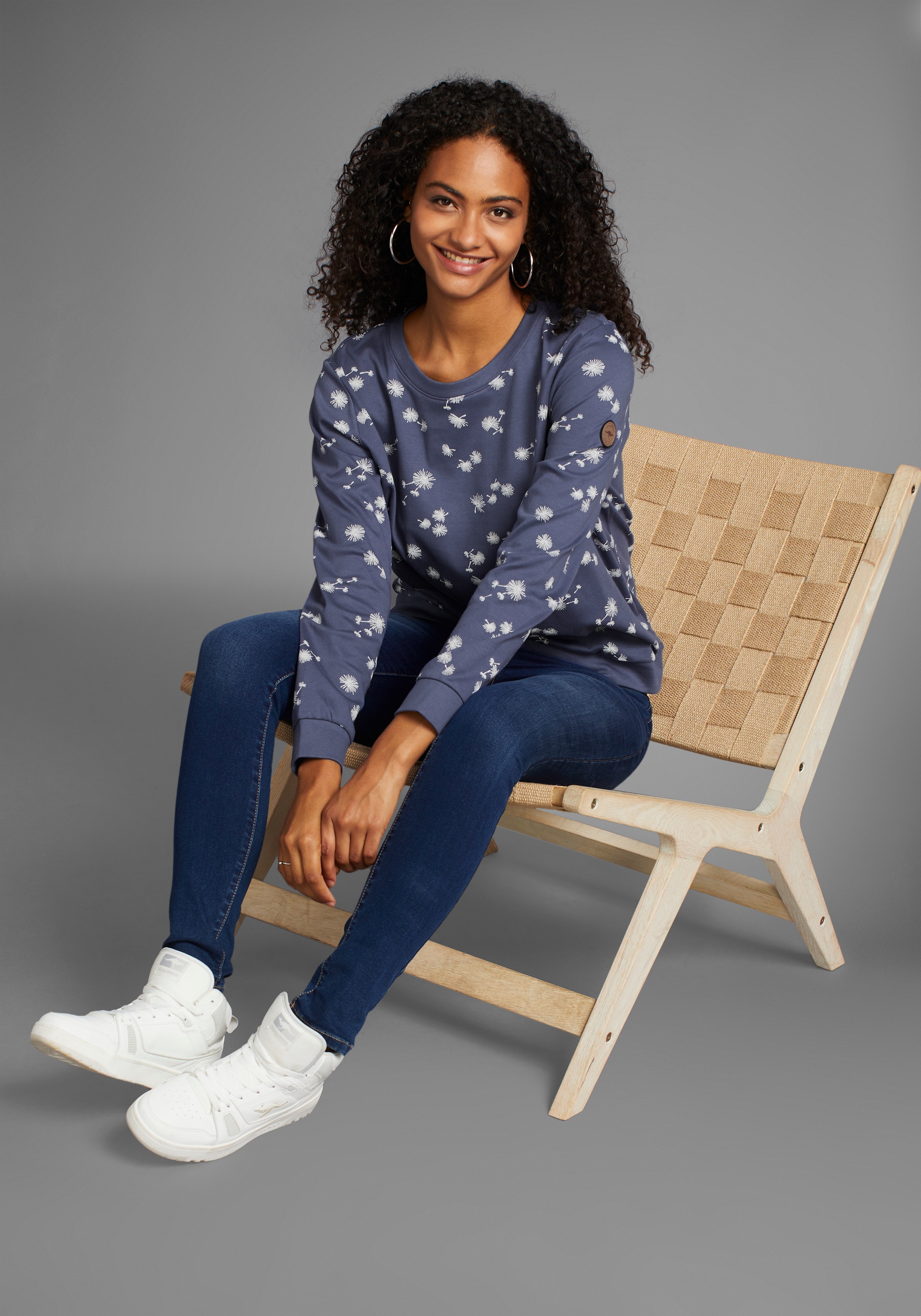 Sweatshirt KANGAROOS, Damen, Gr. 44/46, blau (blau, weiß), Interlock, Obermaterial: 100% Baumwolle, Basic hüftbedeckend, Rundhals, Rippbündchen, Sweatshirts Sweatshirt, mit Pusteblumen Allover-Print, Topseller 3