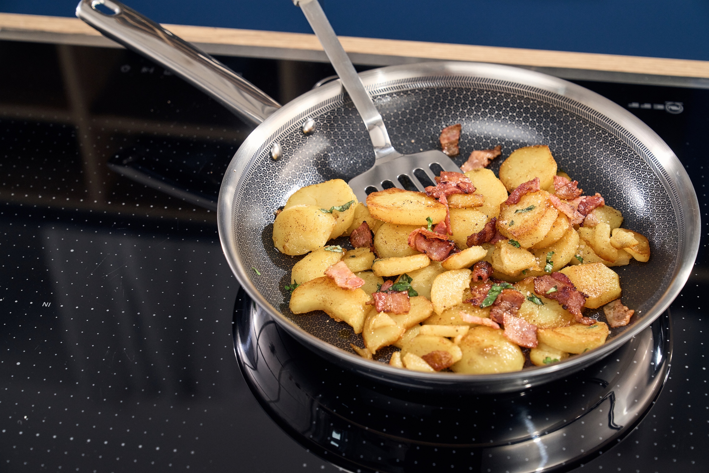 HENCKELS by ZWILLING Bratpfanne »Valley« Edelstahl 1 tlg. Keramikbeschichtung, Soft-Touch-Griffe, fettarmes Braten, Edelstahl