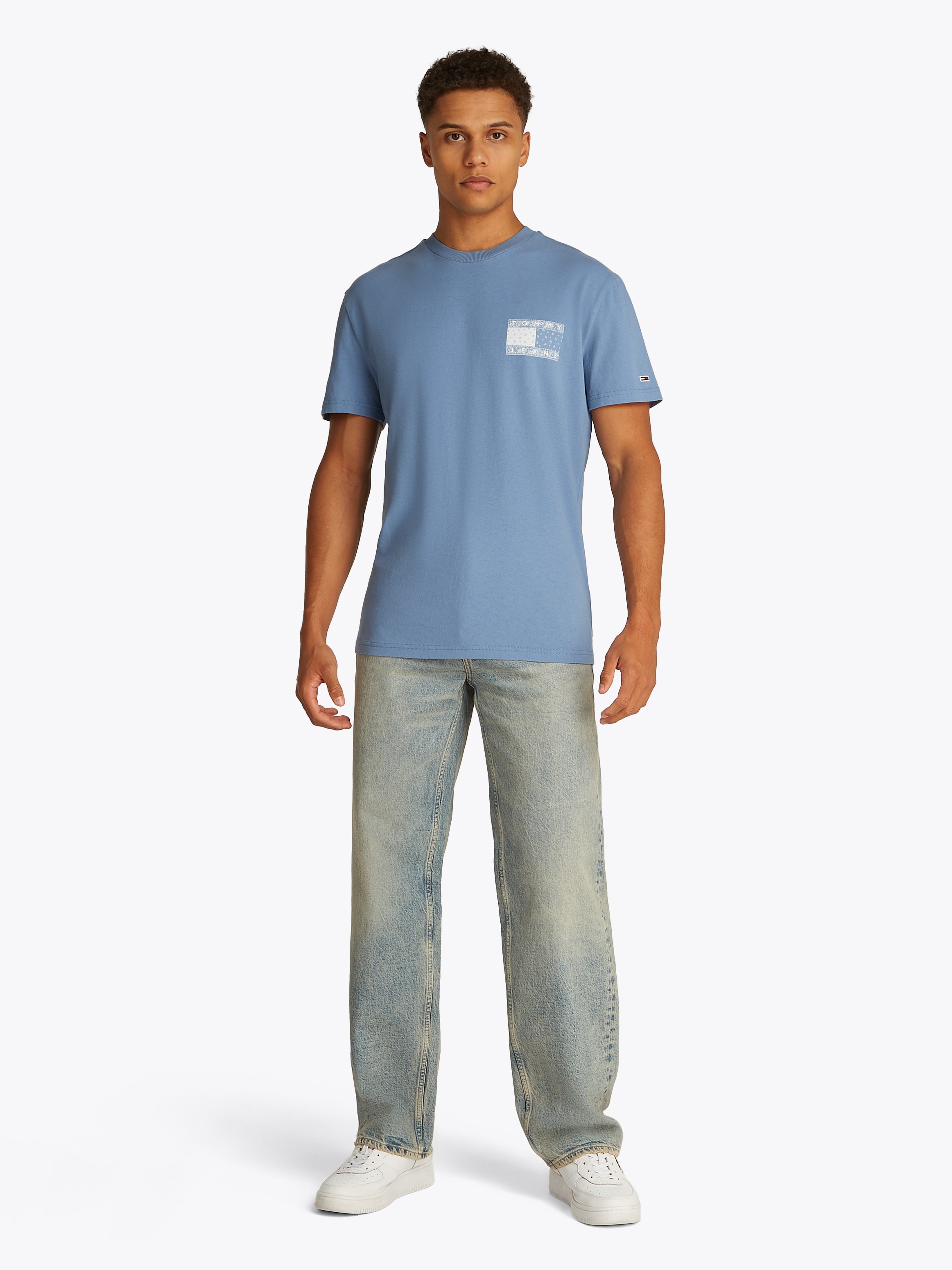 Tommy Jeans Kurzarmshirt »TJM REG PAISLEY FLAG TEE EXT«, Mit Rundhalsausschnitt