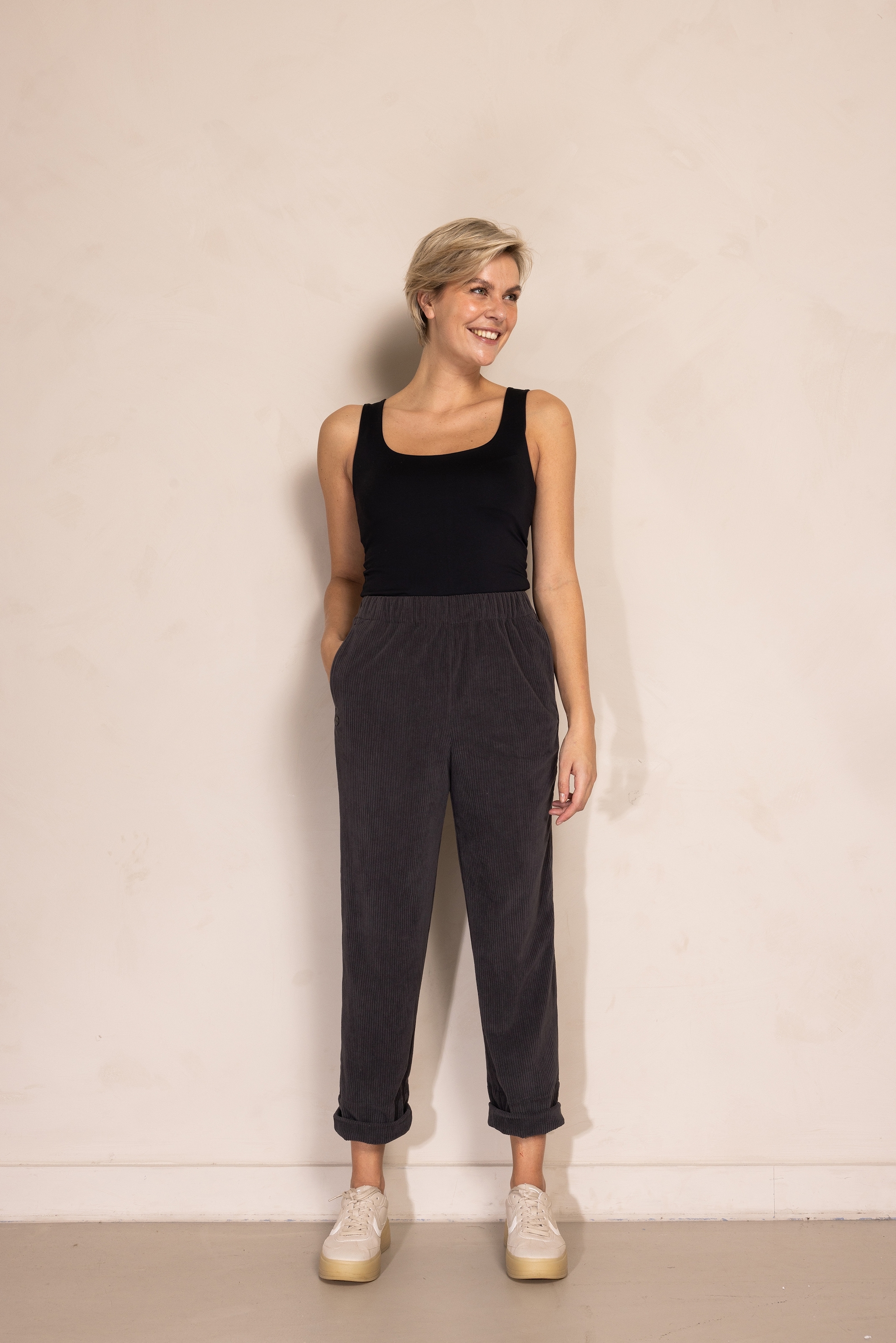 Zhrill Cordhose »ZHPIA«, mit aufgesticktem Logo-Detail auf der linken Seite, bequeme Passform