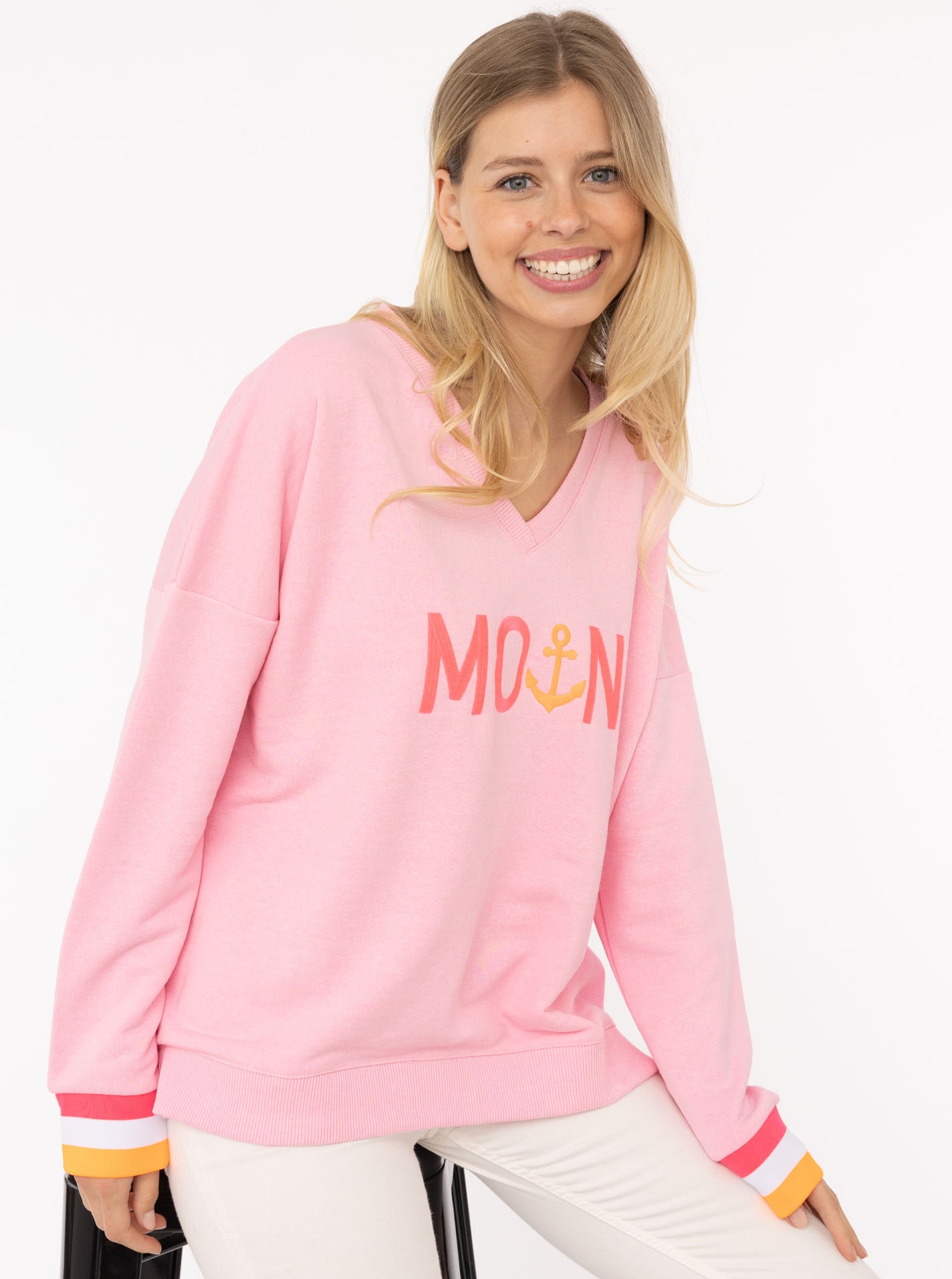 Zwillingsherz Sweatshirt, mit V-Ausschnitt und aufgesticktem "Moin" in Neon günstig online kaufen