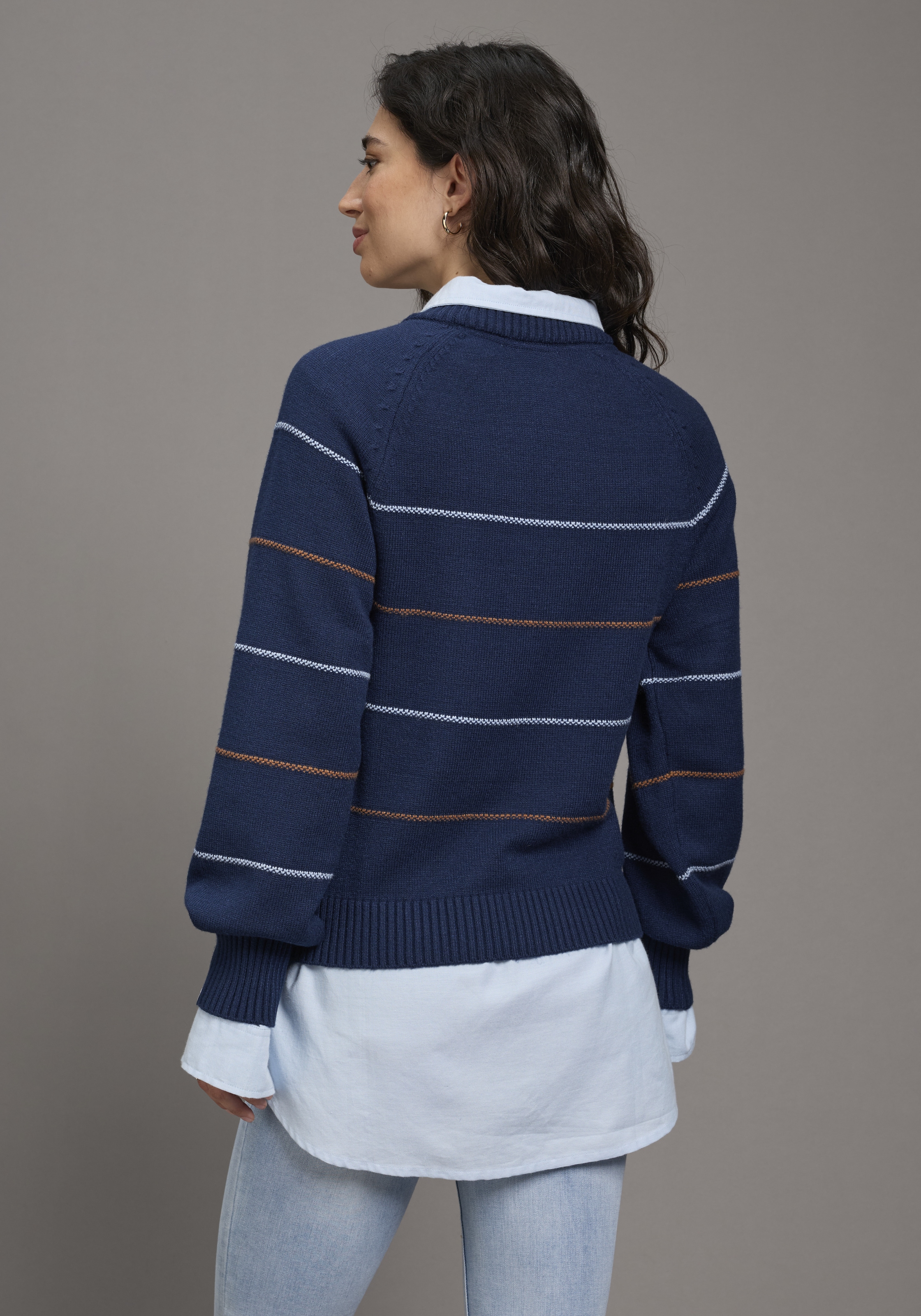 DELMAO Streifenpullover mit zarten Streifen und Rundhals