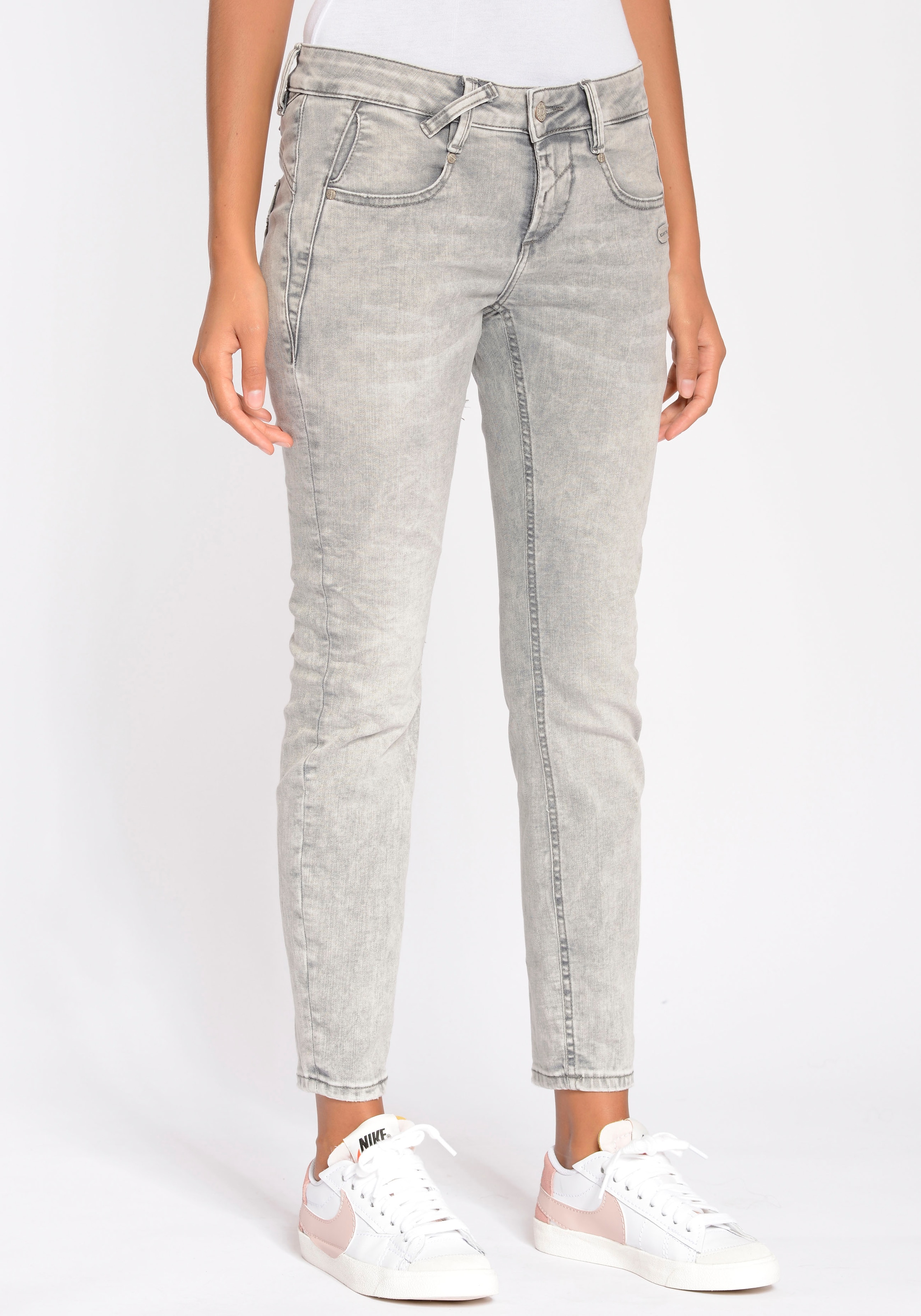 Skinny-fit-Jeans Dreieckseinsätzen eine »94NELE für seitlichen online mit GANG BAUR Silhouette | bestellen tolle X-CROPPED«,