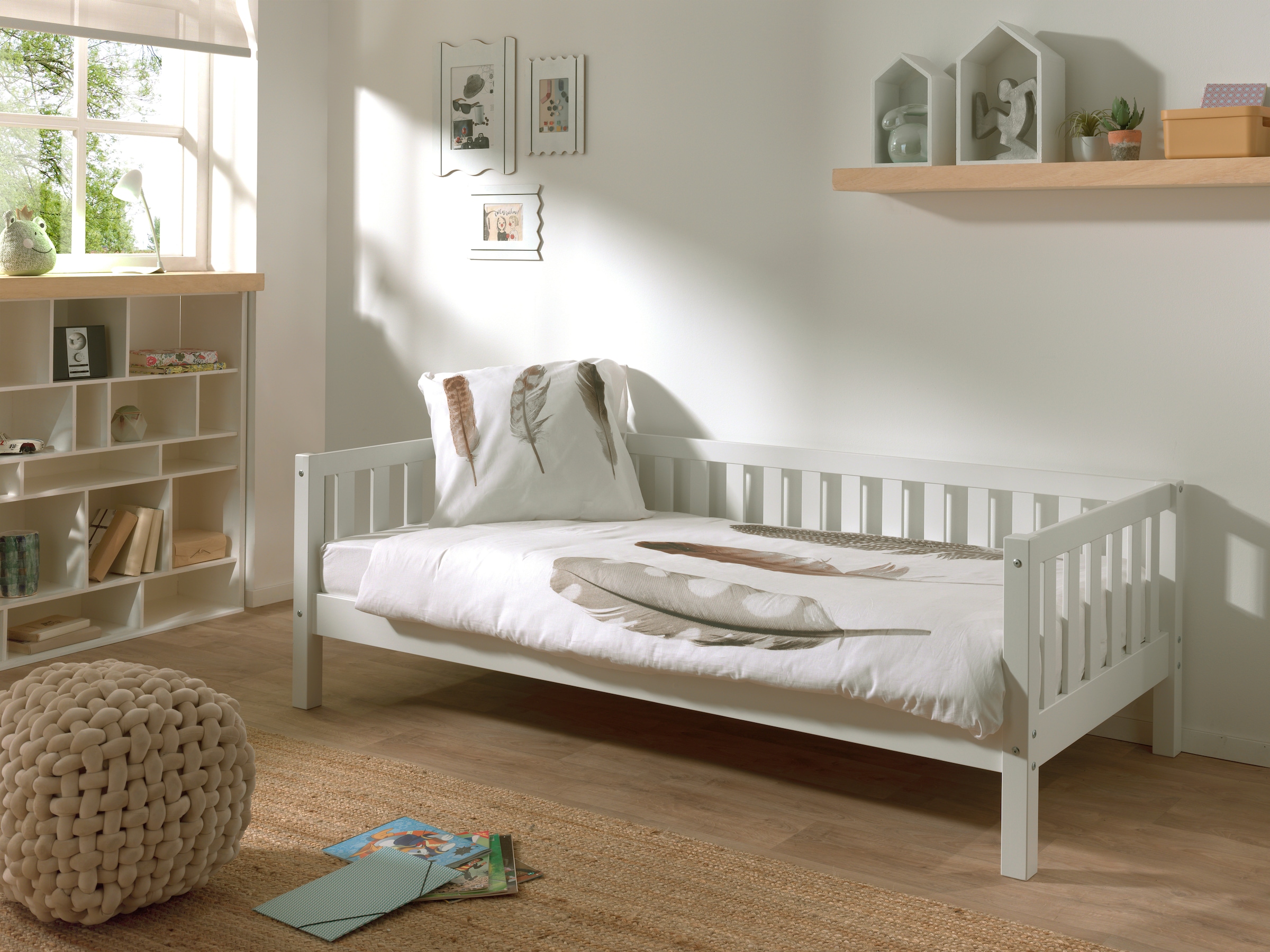 Vipack Einzelbett »Sprossenumrandung, Kiefer massiv, stabil gebaut und zeitloses Design«, (B/H/T ca. 211,2x68x97,8cm, Ausf. Milky Pine oder Weiß), inkl. Rolllattenrost, mit oder ohne Bettschublade