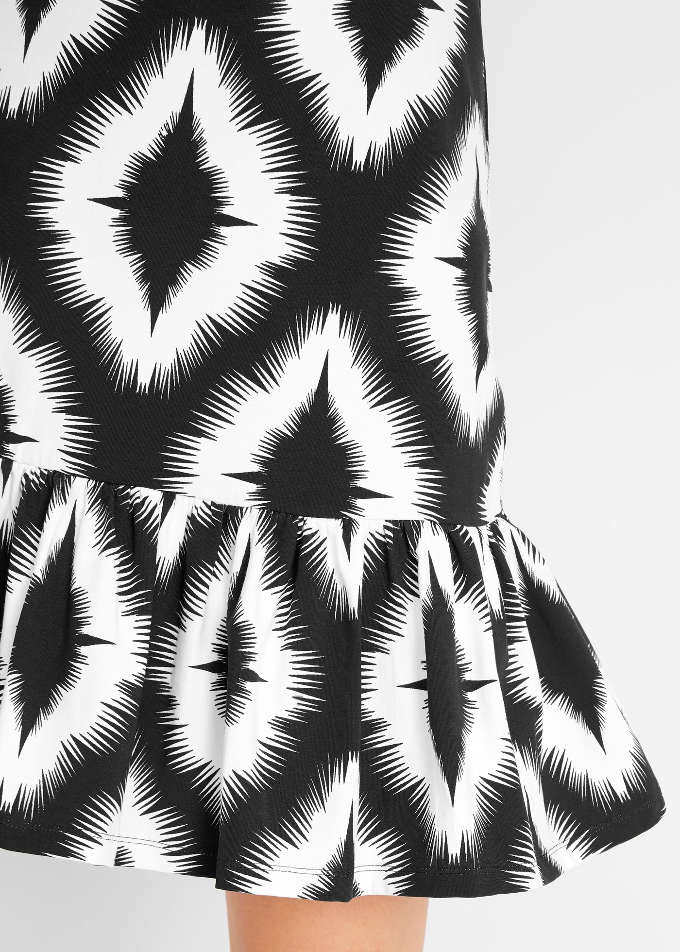 bonprix Jerseykleid »Jerseykleid aus softem Baumwoll-Mix« mit Alloverprint und Volant am Saum