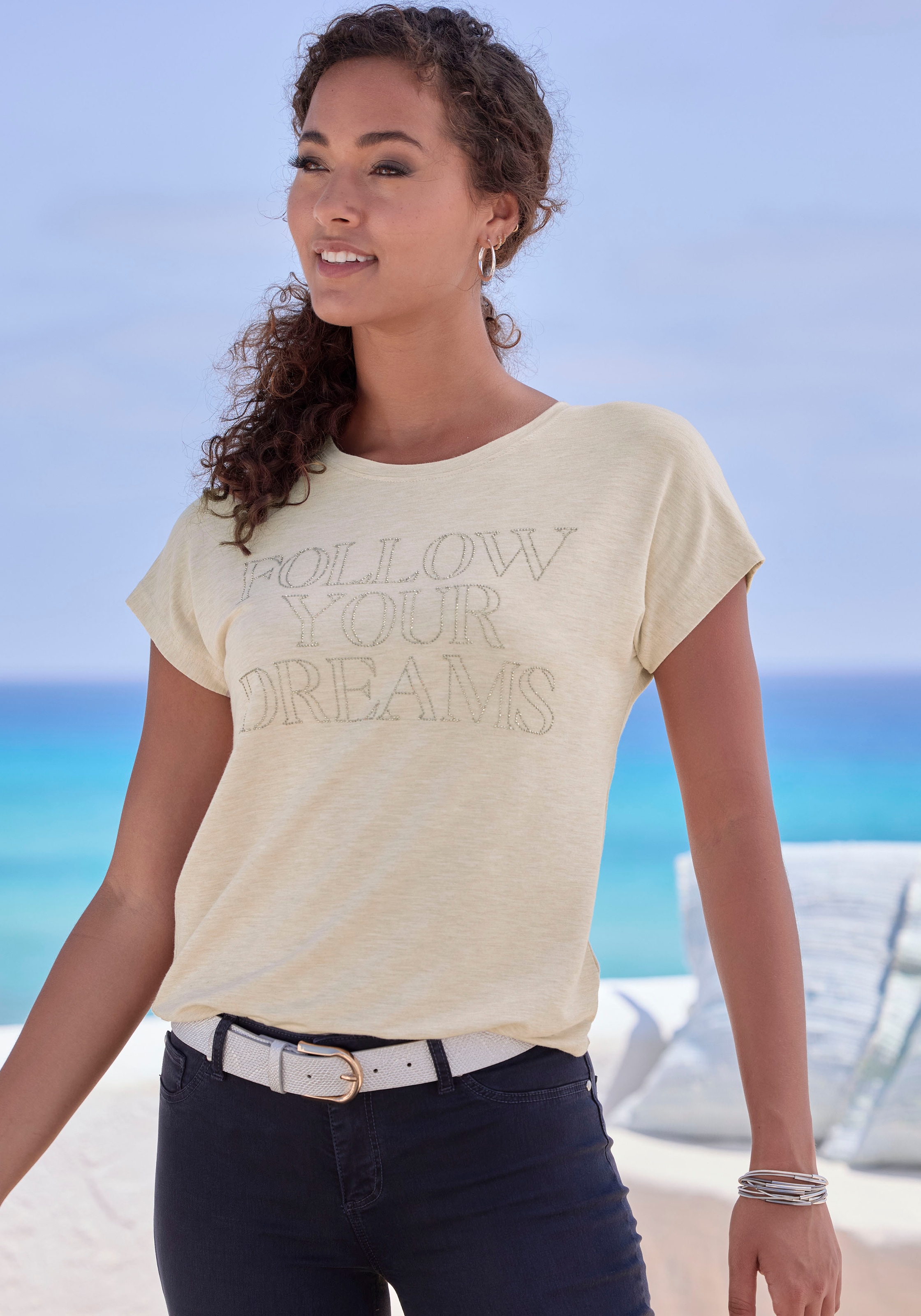 LASCANA Rundhalsshirt »mit Schriftzug aus Strasssteinen«, aus hochwertiger French Terry-Qualität aus Viskose