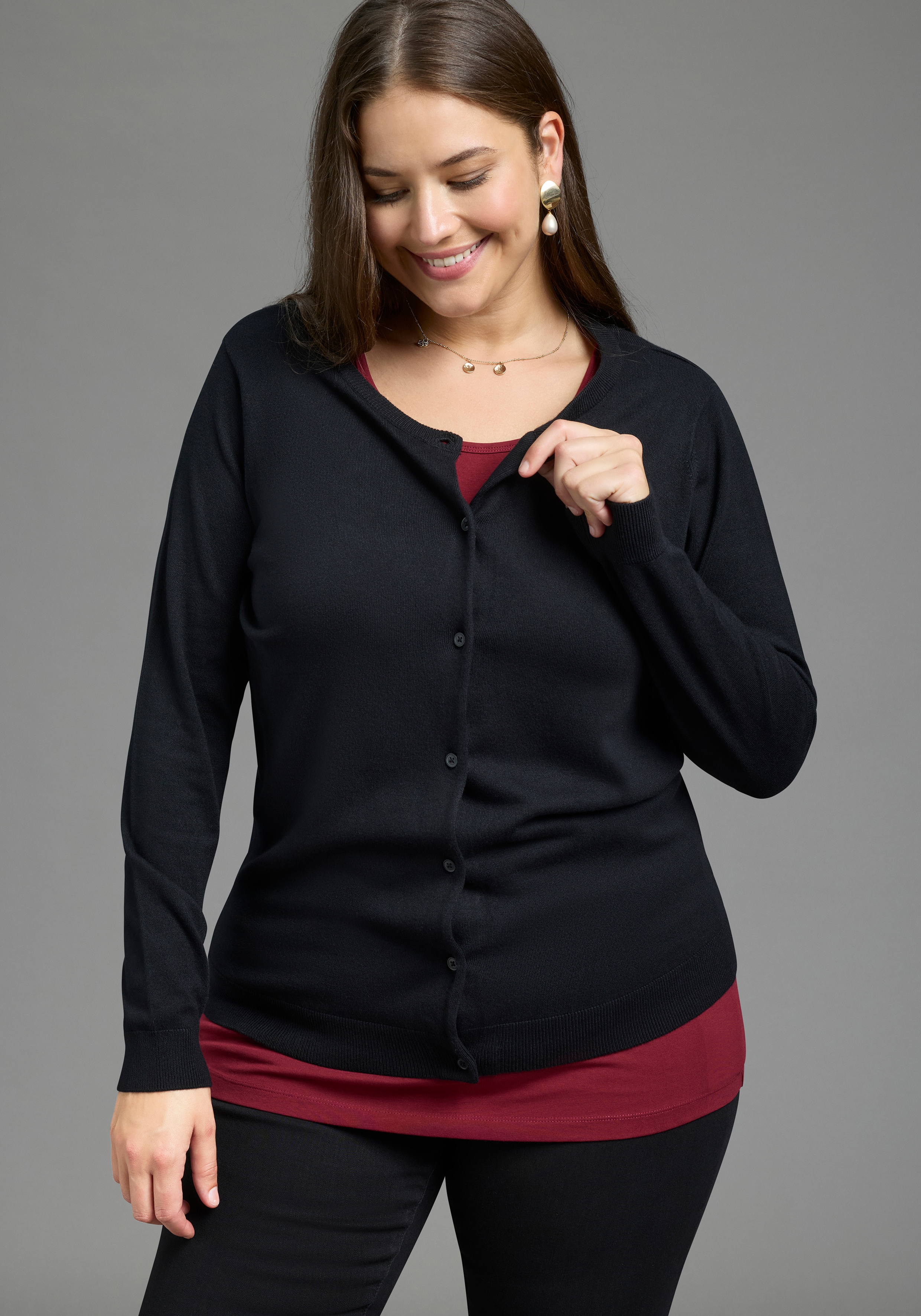 Laura Scott CURVE Strickjacke "im Basic Stil, moderne, schlichte Optik" hüftlange Form, figurumspielende Passform, mit Rundhalsausschnitt