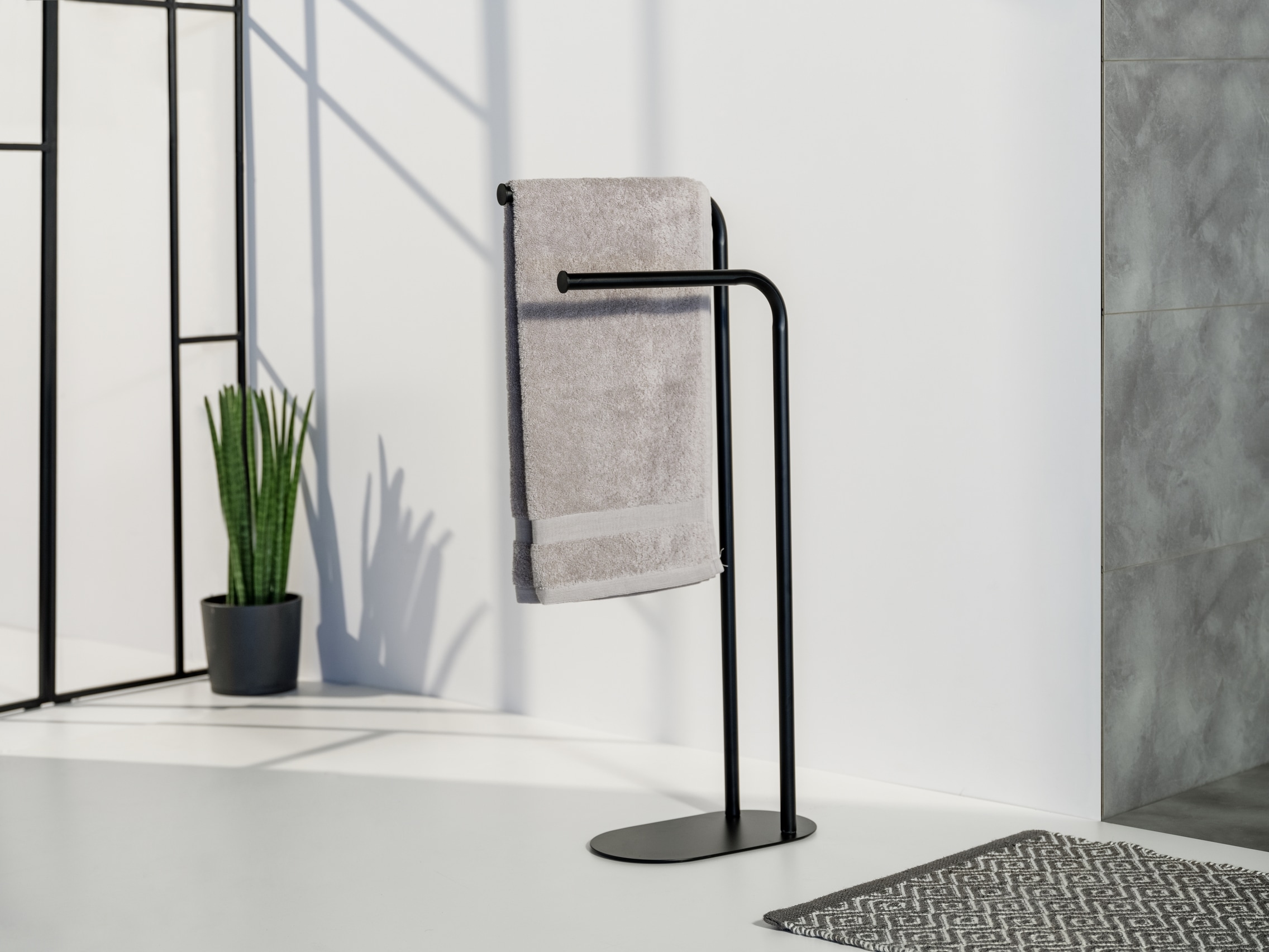 WENKO Handtuchständer »Levante« freistehender Handtuchhalter und Kleiderständer, 2 Arme, platzsparend