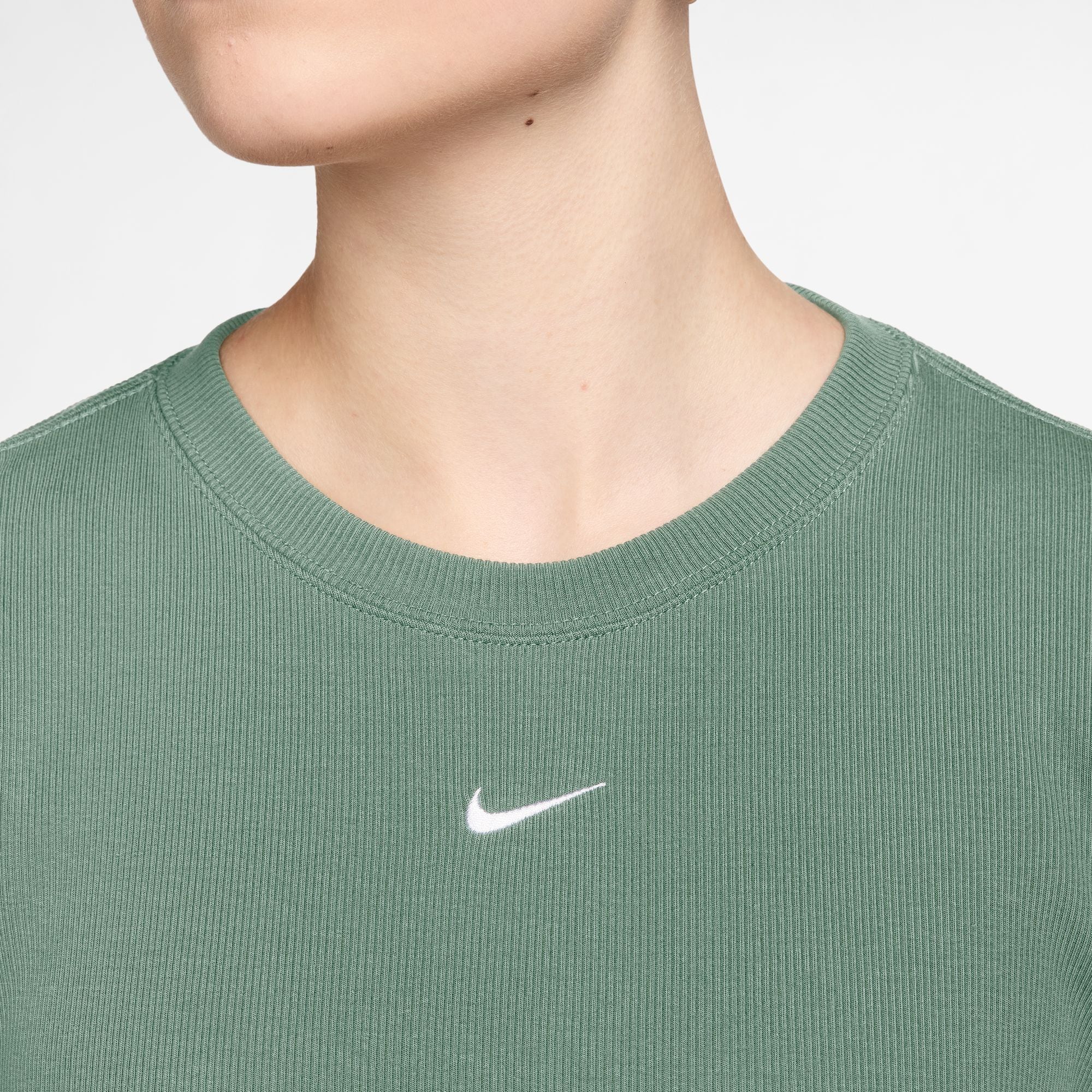 Nike Sportswear T-Shirt »Nike Sportswear Women's Tight Ribbed Short-Sleeve T-Shirt« figurumspielende Passform, Kurzarm, hüftlange Schnittform
