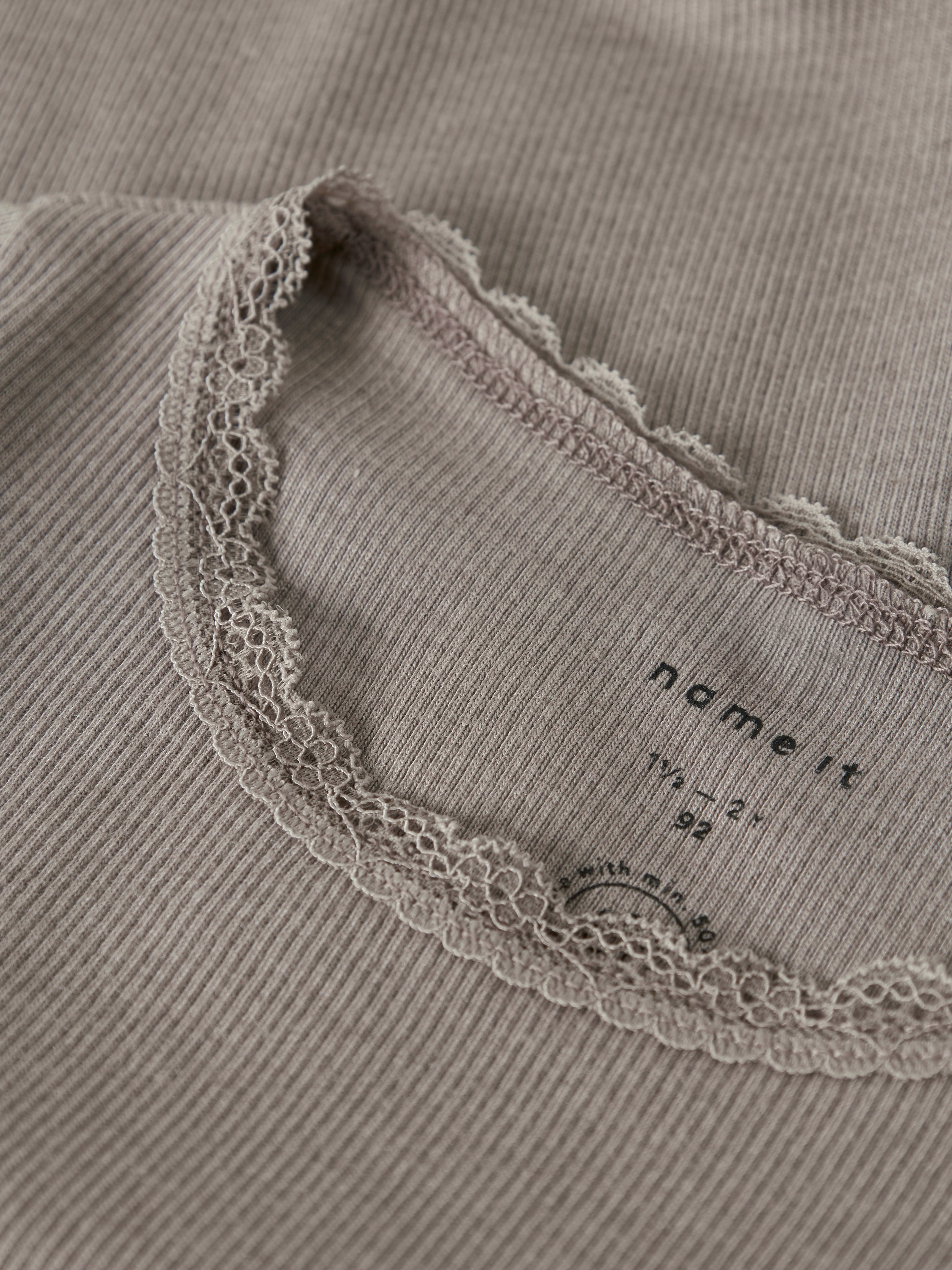 Thumbnail - Name It Langarmshirt "NMFKAB LS TOP NOOS", in Feinripp und mit süßer Spitzenkante am Ausschnitt