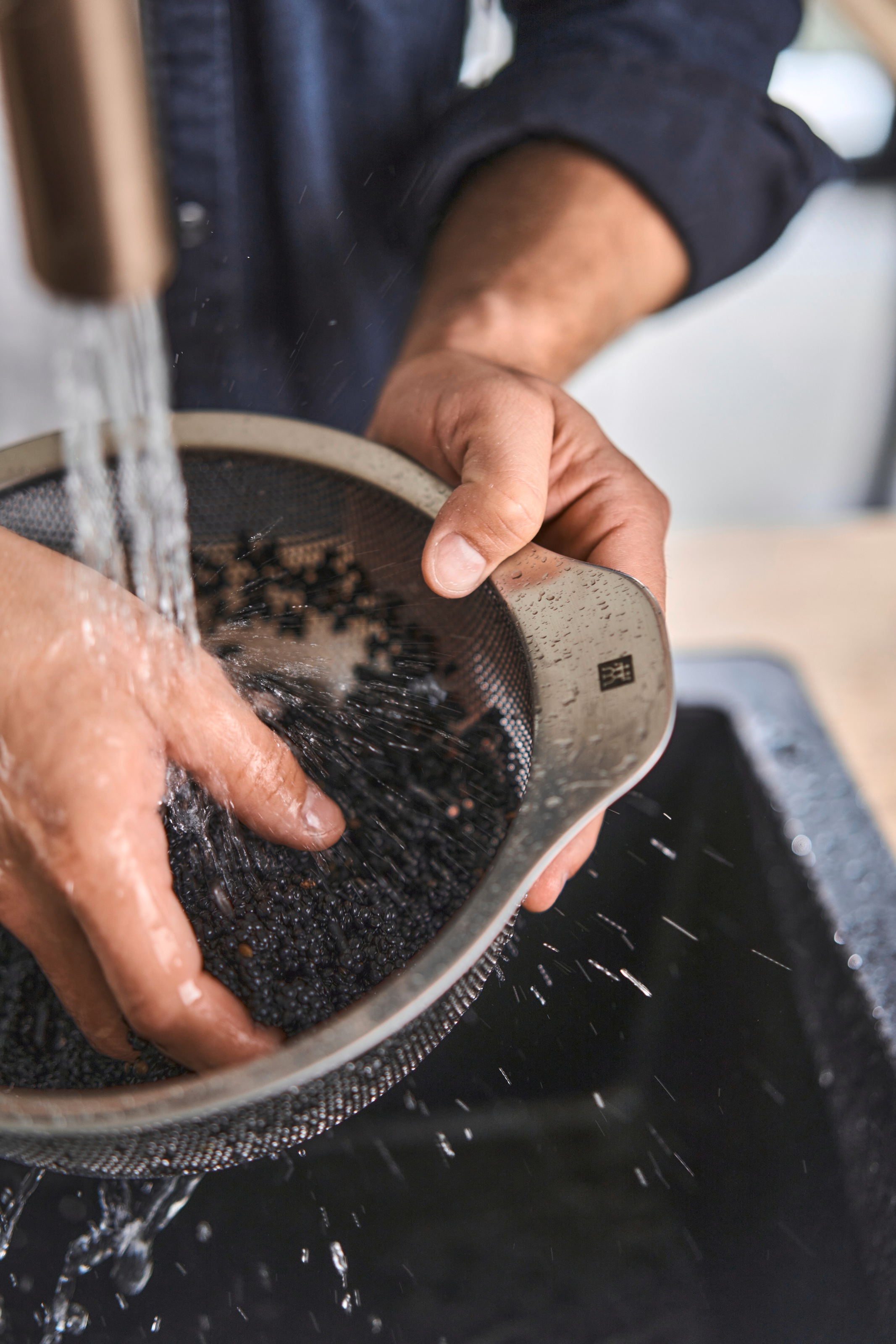 Zwilling Küchensieb »Table« 3-in-1-Funktion als Sieb, Seiher und Schale, Loch-Edelstahl, 24 cm