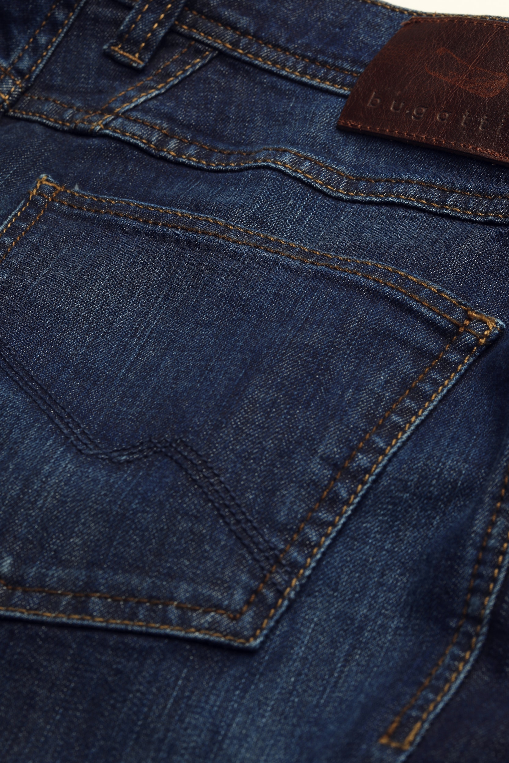 bugatti 5-Pocket-Jeans, mit einem leichten Used-Look