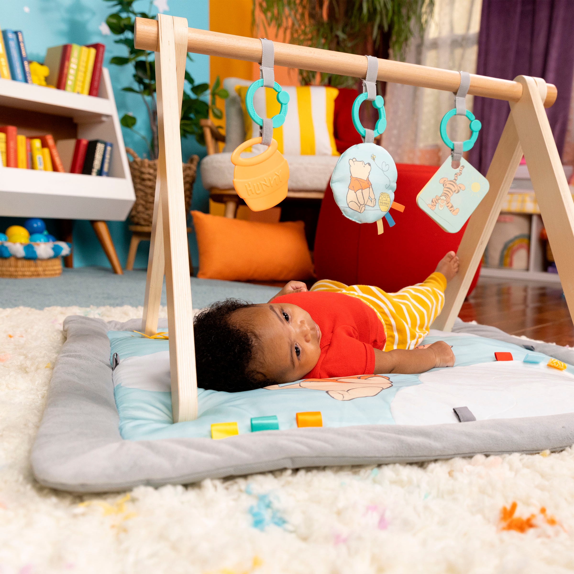 Bright Starts Spielbogen »WINNIE THE POOH Once Upon a Tummy Time ™ Activity Gym«, mit Plüschmatte und Stützkissen