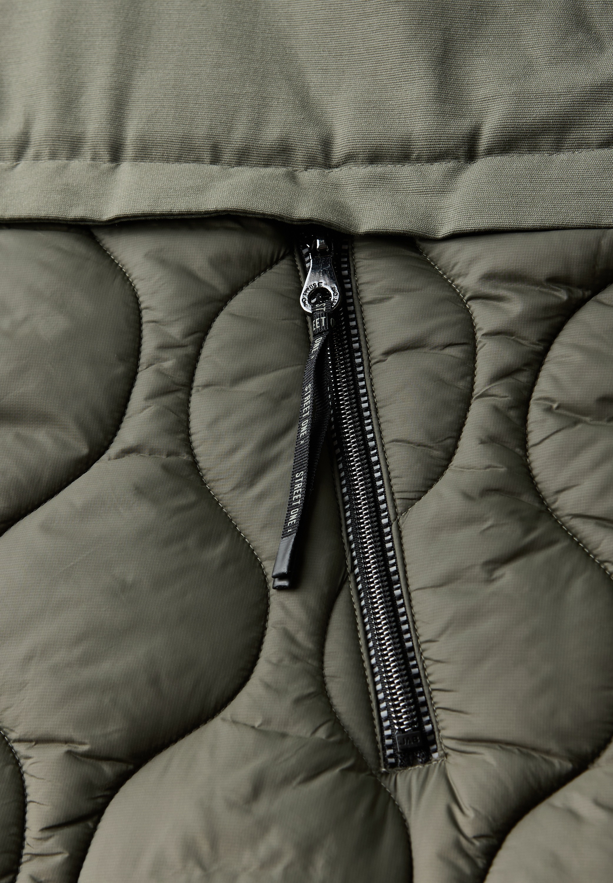 STREET ONE Softshelljacke mit Kapuze mit moderner Steppung