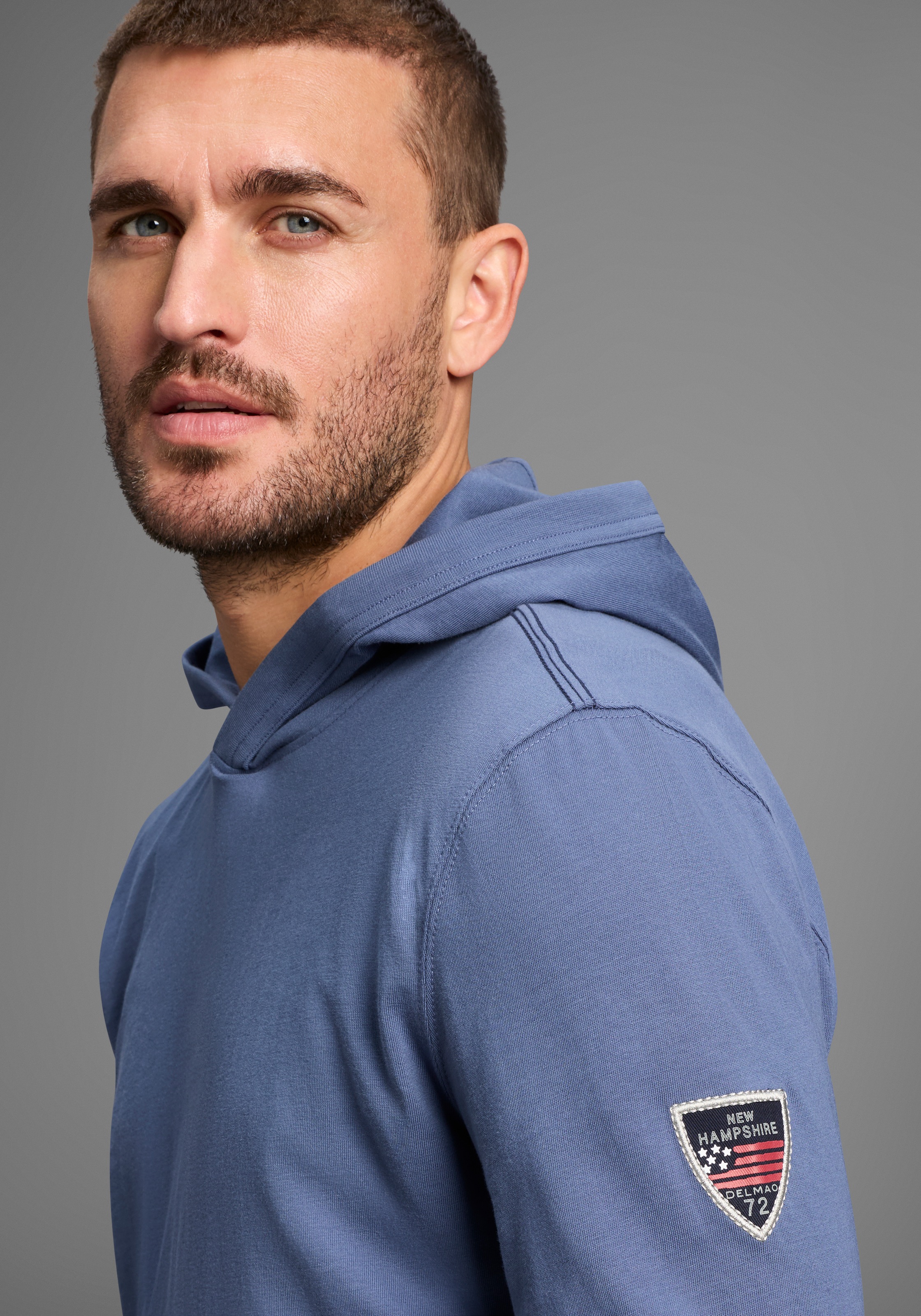 DELMAO Kapuzenshirt "Neue Kollektion" mit Badge am Ärmel günstig online kaufen