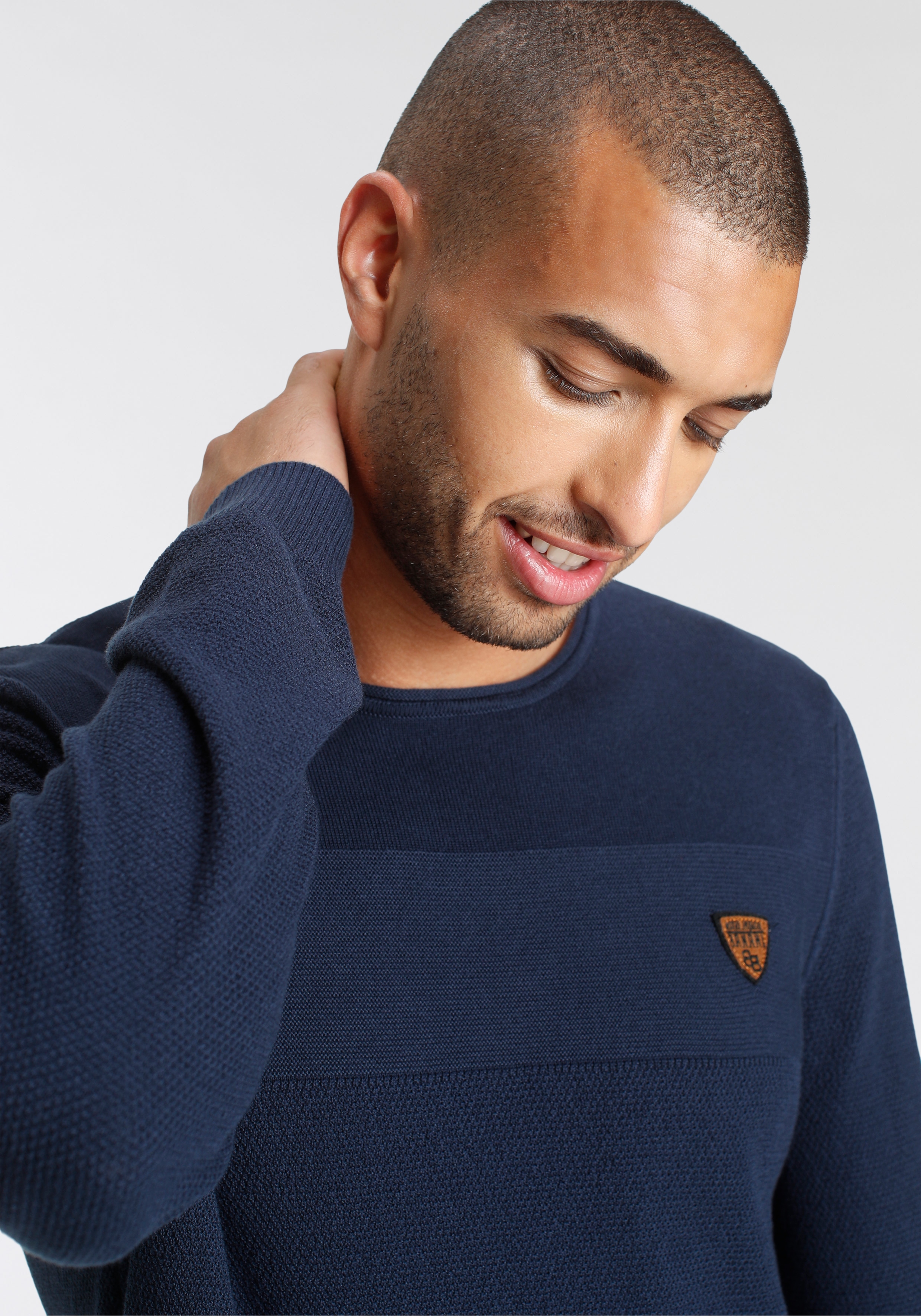 Bruno Banani Rundhalspullover aus Feinstrick, mit Badge und Markenlabel, schmale Passform