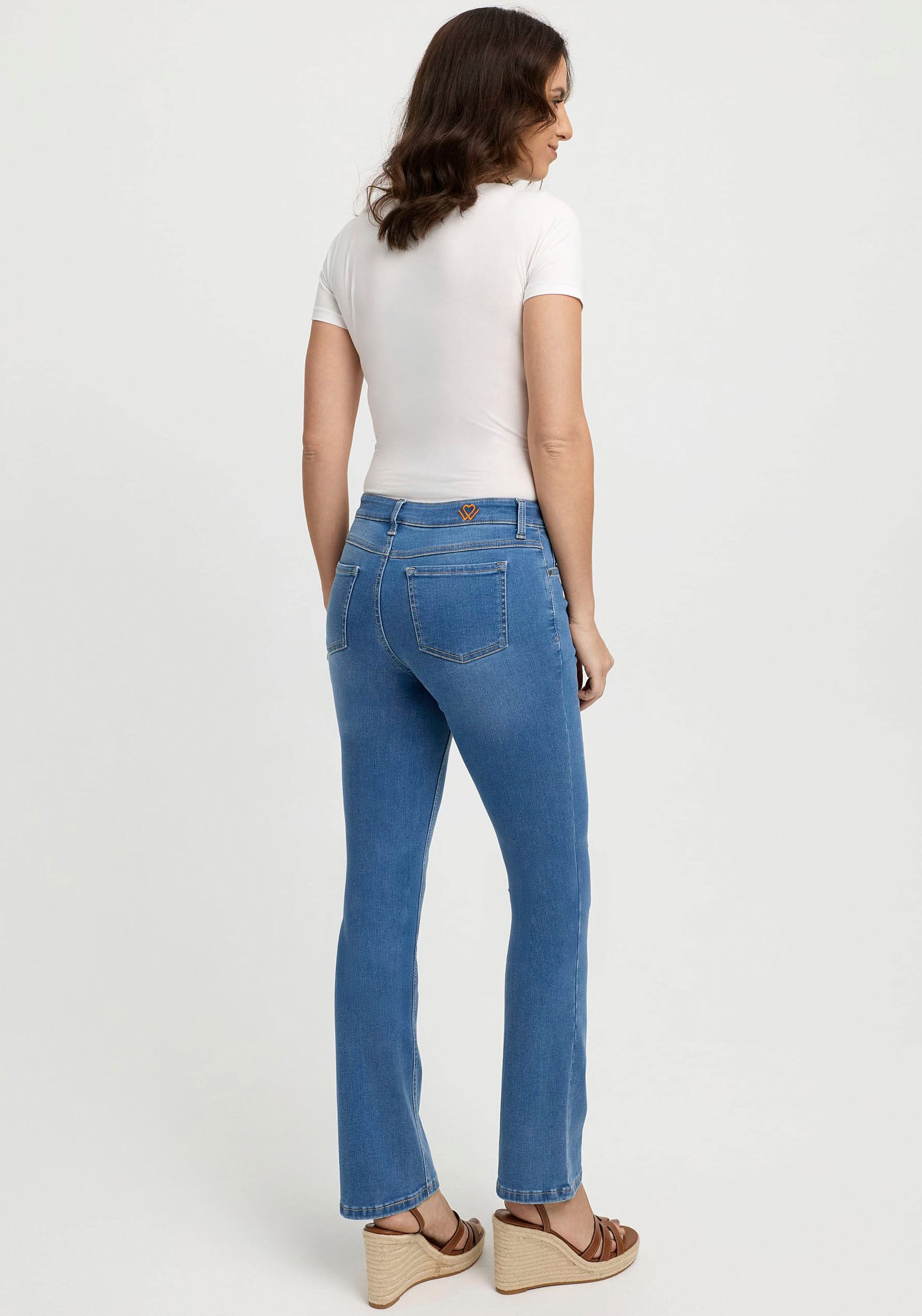 wonderjeans Bootcut-Jeans, Figurbetonte Form mit leicht ausgestelltem Bein günstig online kaufen