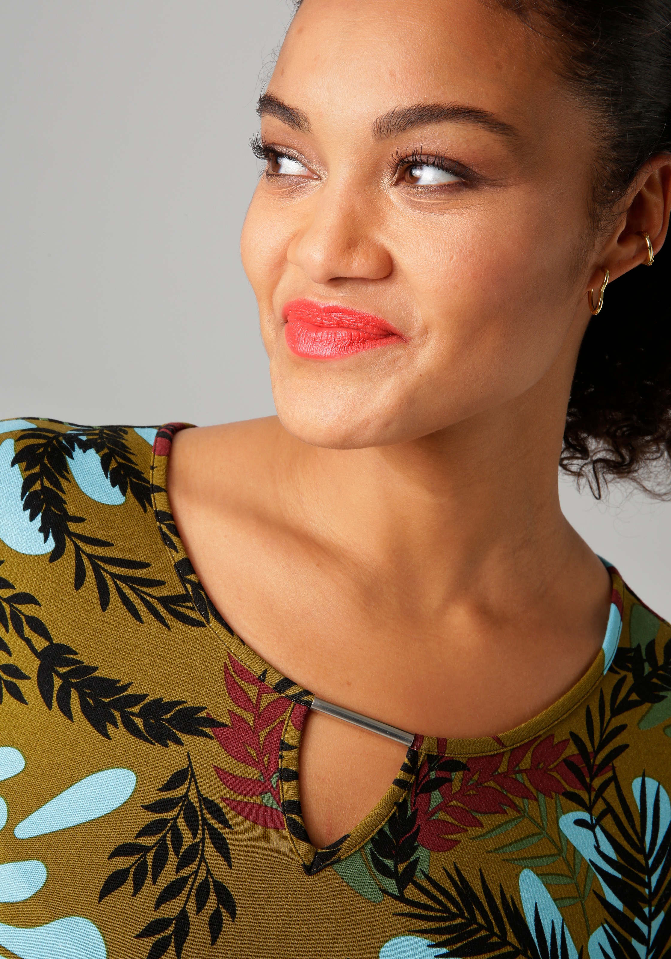 Thumbnail - Aniston PLUS Langarmshirt mit farbharmonischem, großflächigen Blätterdruck