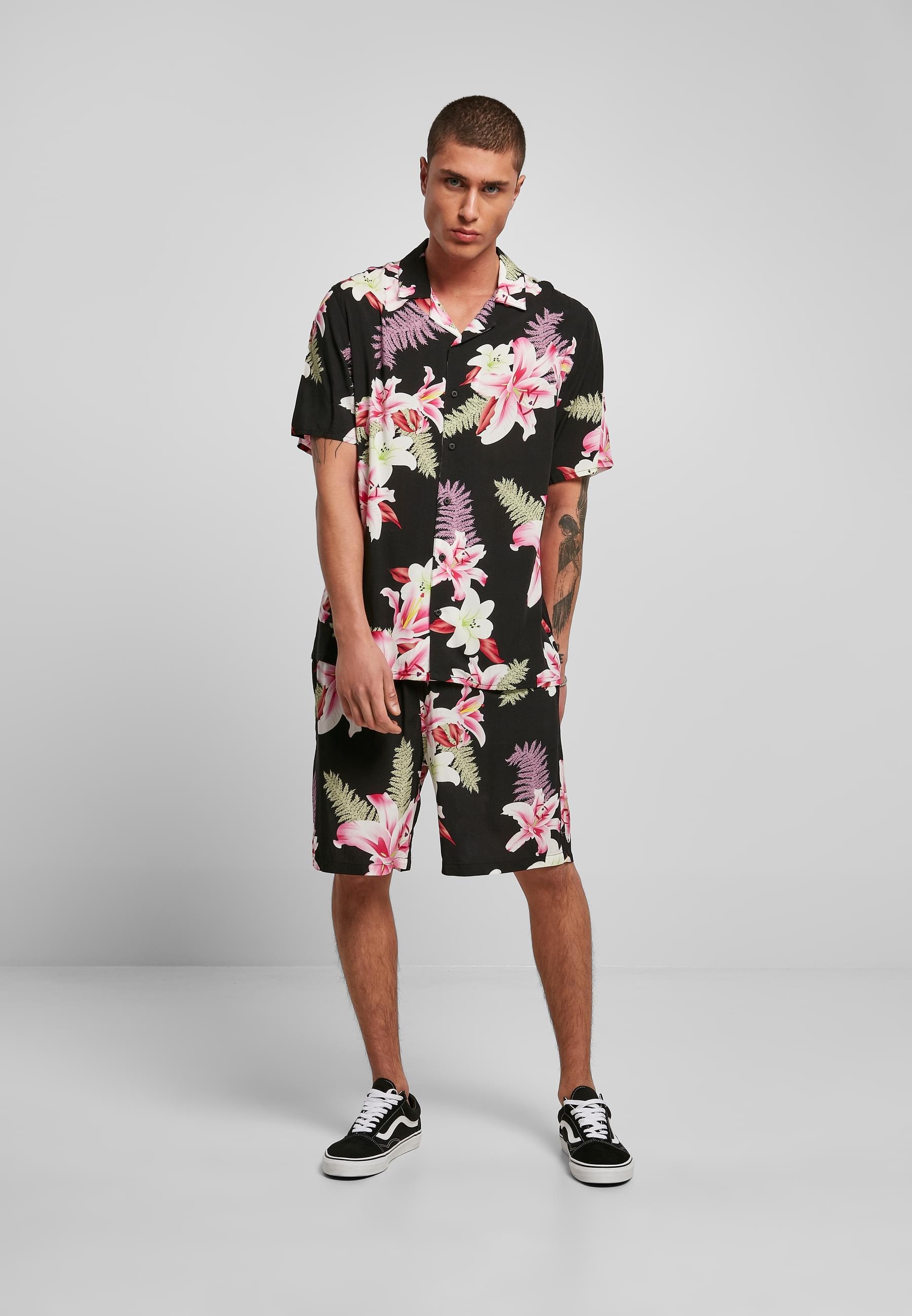 URBAN CLASSICS Kurzarmhemd »Urban Classics Herren Viscose AOP Resort Shirt«, (1 tlg.)