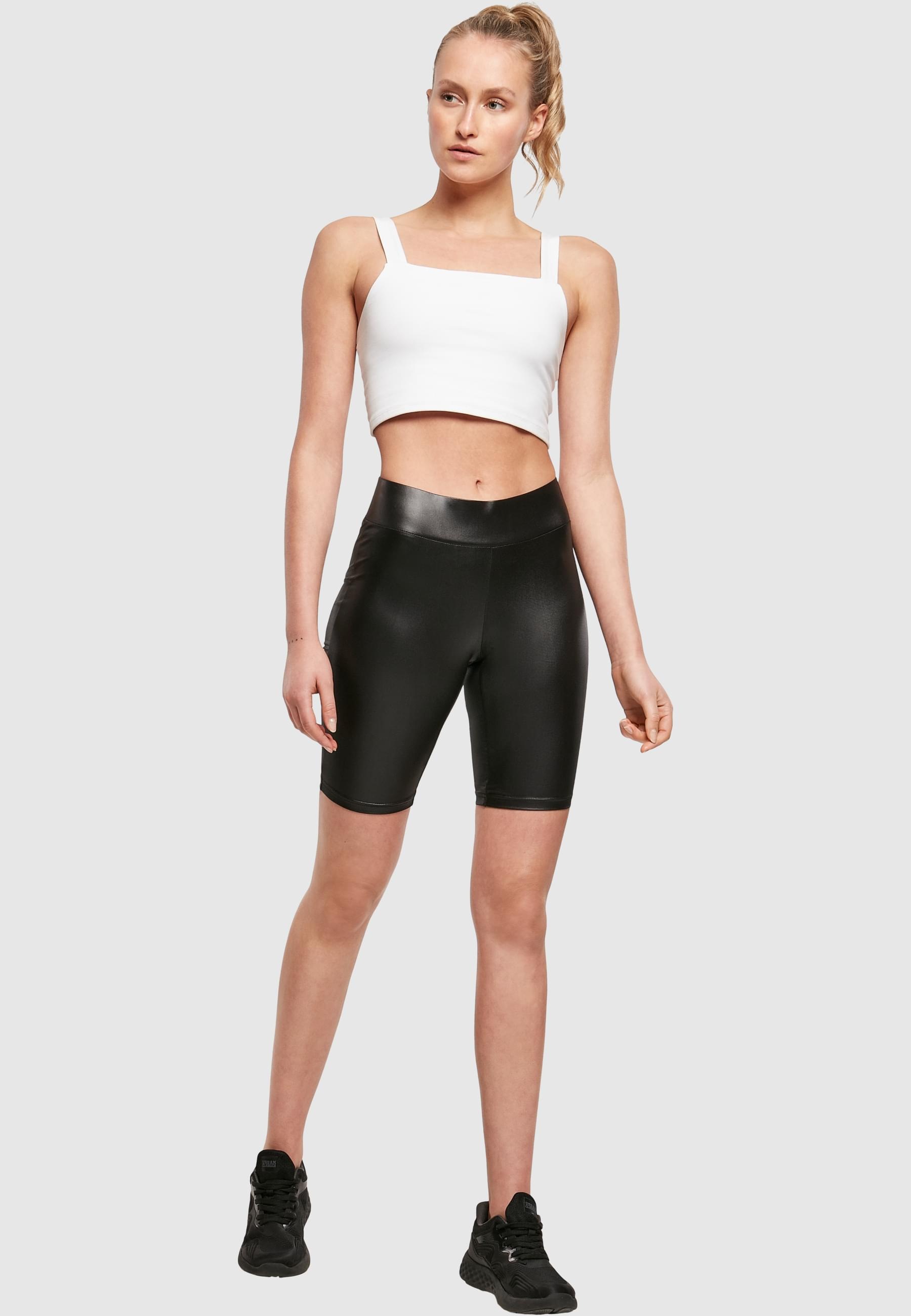 URBAN CLASSICS Stoffhose »Urban Classics Damen Ladies Synthetic Leather Cycle Shorts«, (1 tlg.)