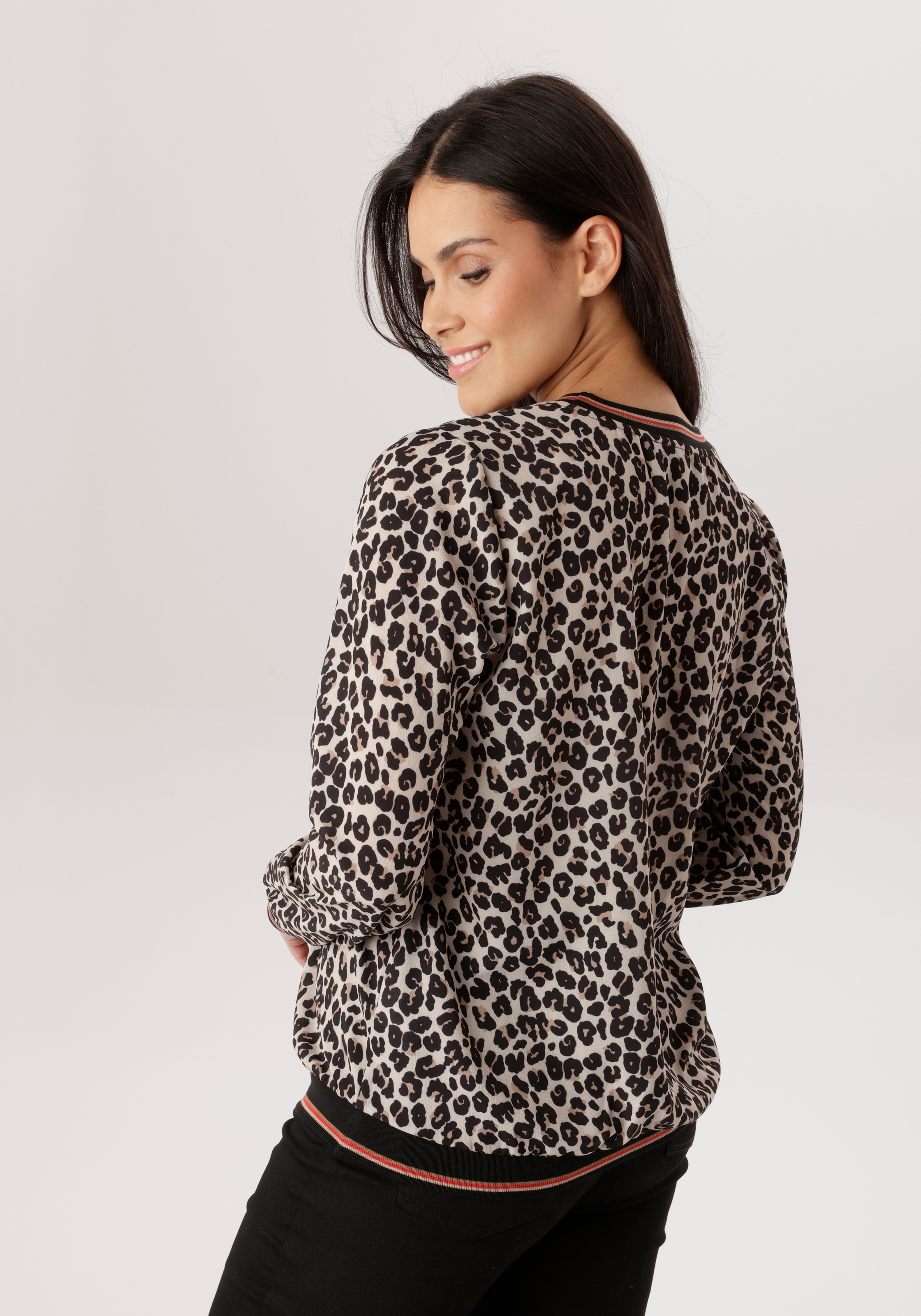 Aniston SELECTED Shirtbluse mit gestreiften Bündchen und Lepoarden-Print al günstig online kaufen